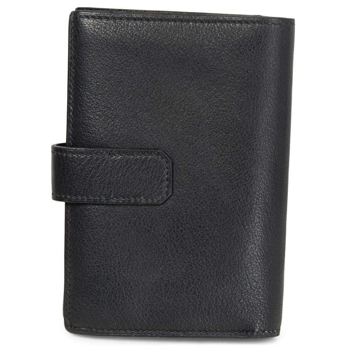 100% authentic Hermès Jura Bi-Fold Wallet in black Veau Togo leather (not 100% sure). Has been carried and shows some faint scratches on the leather and a small tear on the inside credit card pocket. Overall in good condition.