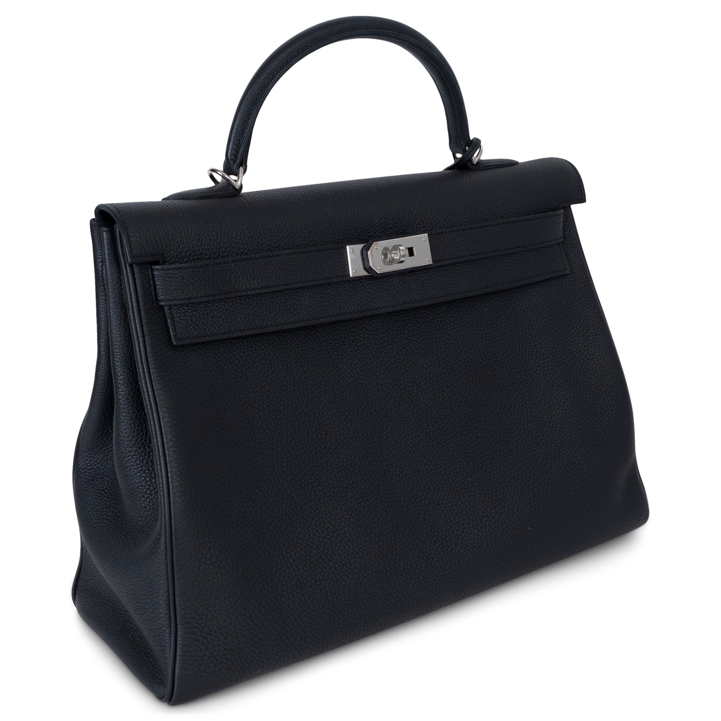 Ce Kelly 40 Retourne Hermès, 100% authentique, est réalisé en cuir Veau Togo noir et doté d'accessoires en palladium. Il présente la silhouette classique et doucement structurée de Silhouette, avec une poignée supérieure unique, une fine bandoulière
