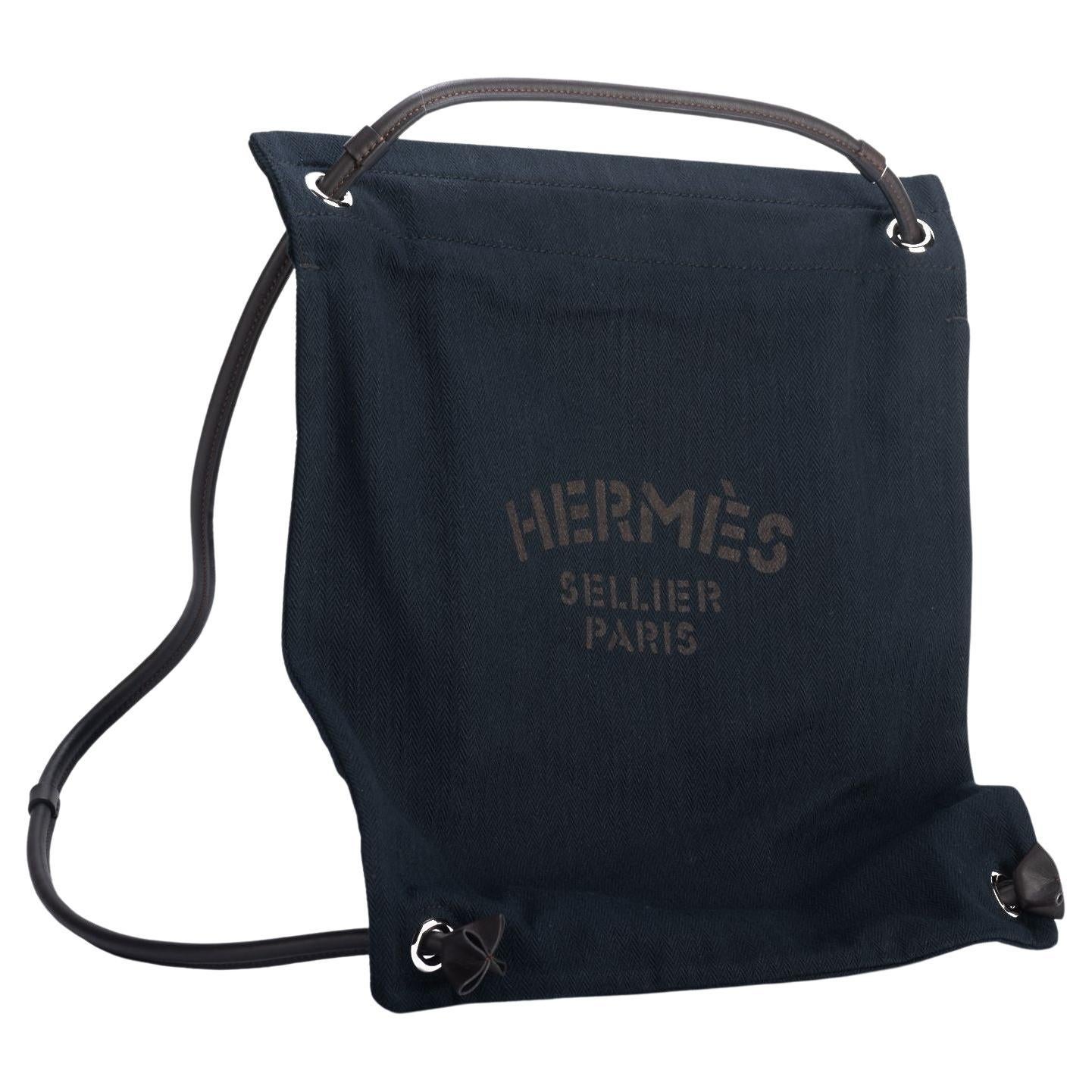 Schwarze Hermes-Toile-Feiertasche aus Fischgrätenleder mit schwarzen Lederriemen . Kann als Schultertasche oder als Rucksack getragen werden. Schultertropfen 17 . Der Schutzumschlag ist mit einem Staubverschluss versehen.
