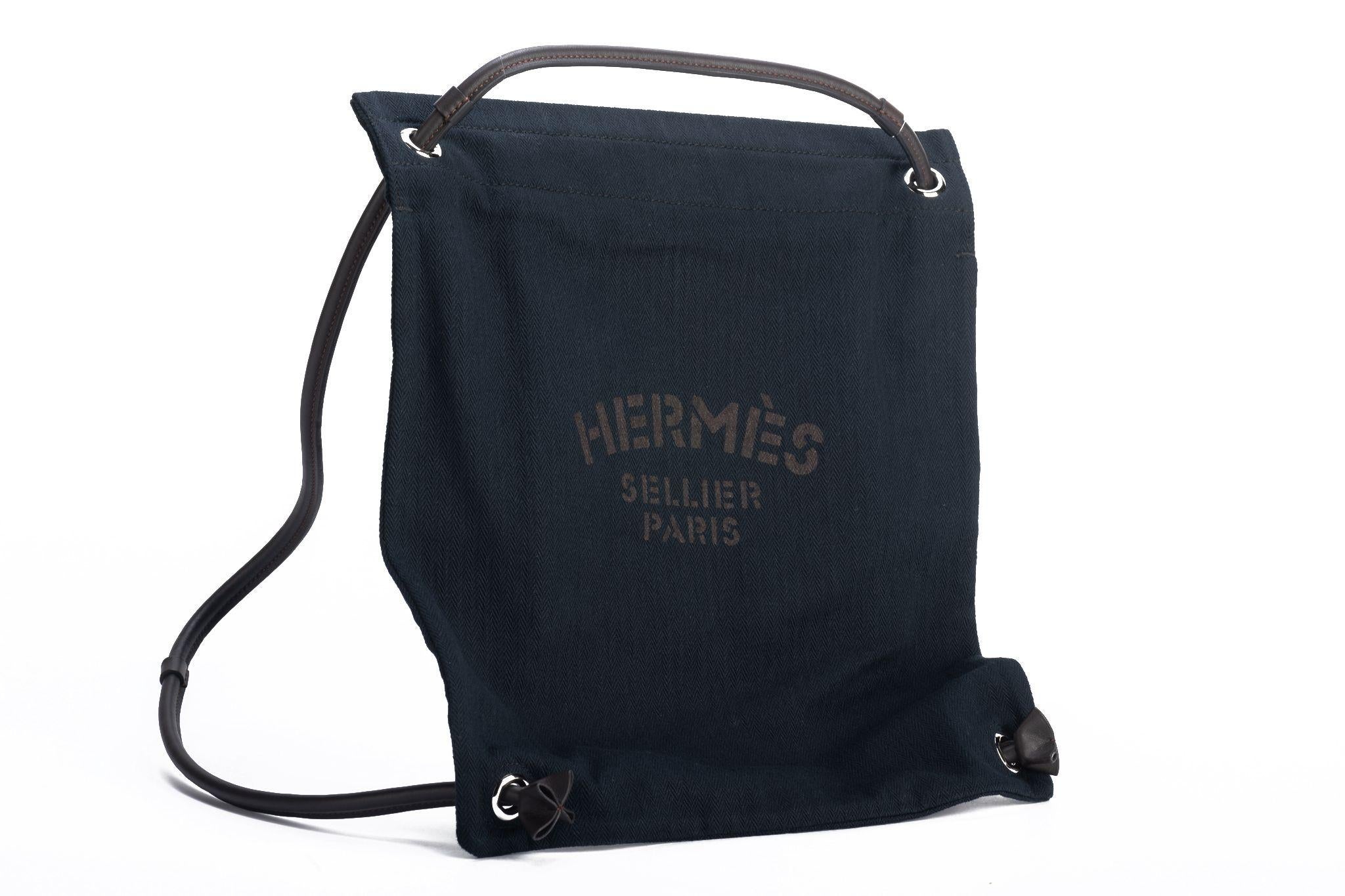 Sac d'alimentation Hermes en toile à chevrons noire avec lanières en cuir noir. Peut être porté comme sac à bandoulière ou comme sac à dos. Epaule tombante 17