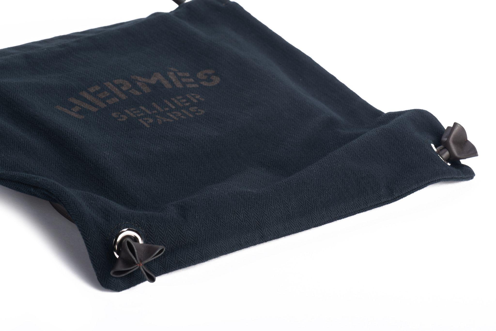 Hermes Toile Feedbag aus Segeltuch in Schwarz für Damen oder Herren im Angebot
