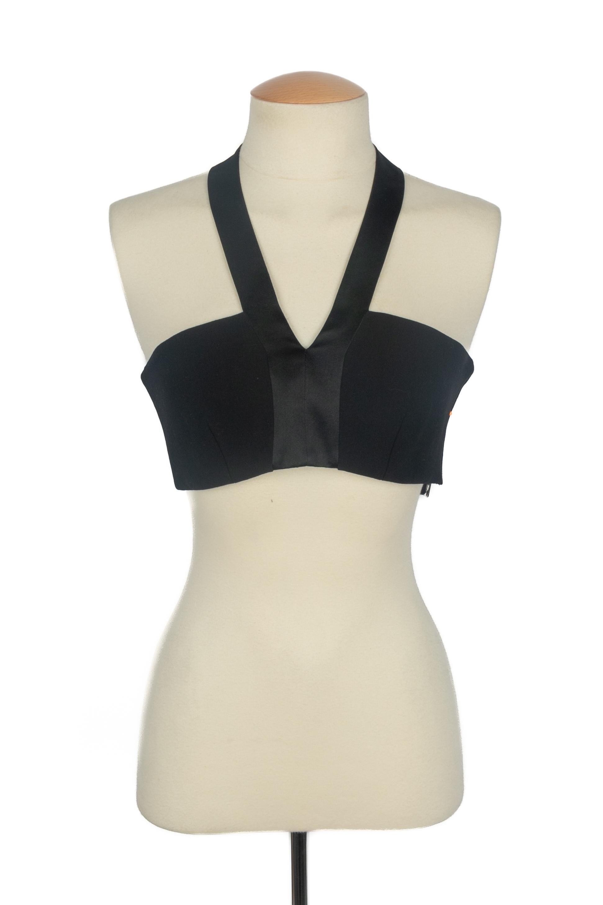 HERMÈS - (Made in France) Top corto de seda y lana negra. Se indica la talla 34FR.

Estado:
Muy buen estado

Dimensiones:
Pecho: 38 cm - Longitud: 14 cm

SKU:FH61