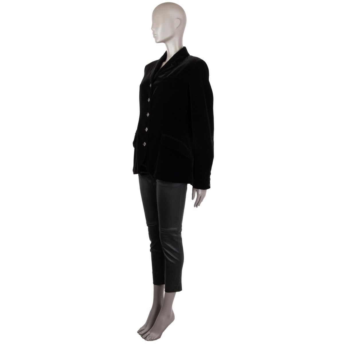 Hermes velvet blazer in black cotton (100%). With collar lining in dark taupe lambskun, notch collar, chest pocket, two flap pockets on the sides, slit on the back, and buttoned sleeves. Closes with urea buttons on the front. Lined in black silk