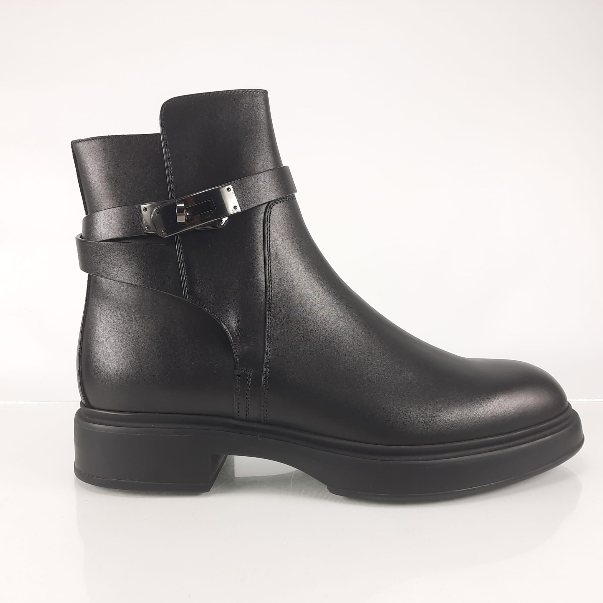 Size 42
Ankle boot in calfskin with functional shiny black PVD-plated Kelly buckle and rubber sole.
A comfortable modern look.
Made in Italy
Black rubber sole
Shiny black PVD-plated buckle
Black calfskin insole and lining