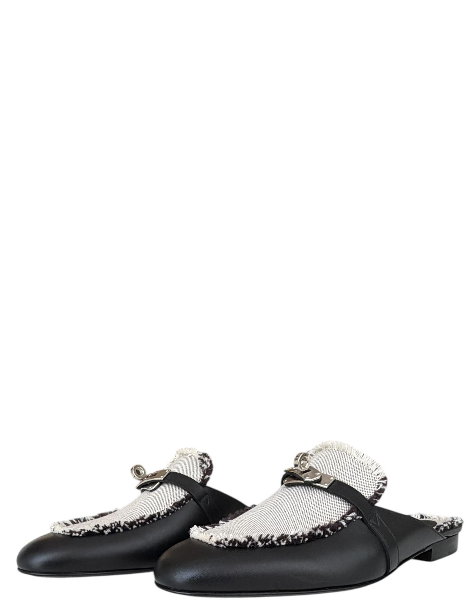 Hermes Nero/Bianco Toile Pelle di Vitello Frange Oz Mules sz 39.5 con Fibbia Palladium Kelly

Prodotto in: Italia
Colore: nero e grigio
Hardware: Palladio 
Materiali: Pelle di capra e tessuto
Chiusura/Apertura: Slip on
Condizioni generali: Nuovo,