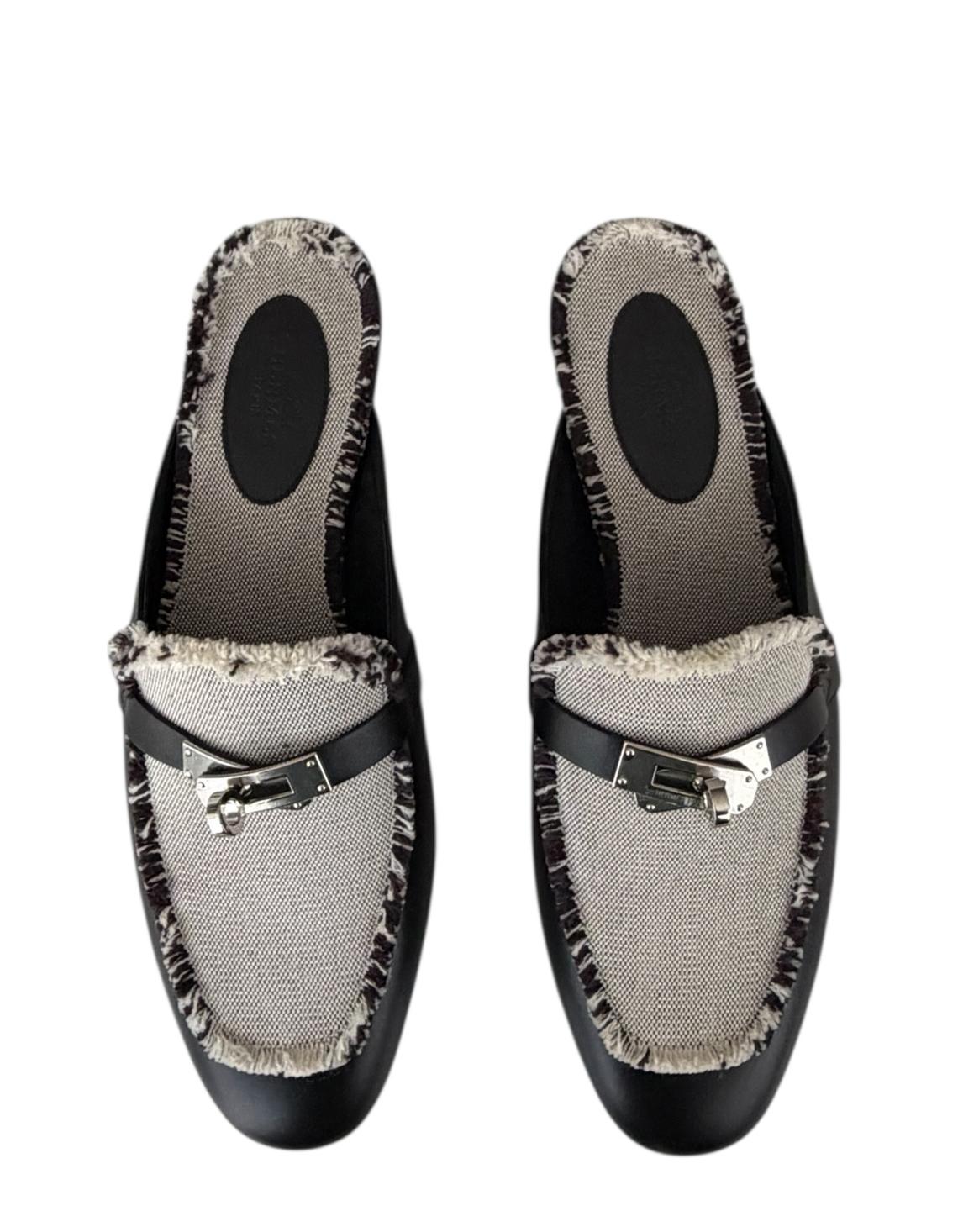 Hermes Nero/Bianco Toile Pelle di Vitello Frange Oz Mules sz 39.5 con Fibbia Kelly in vendita 1