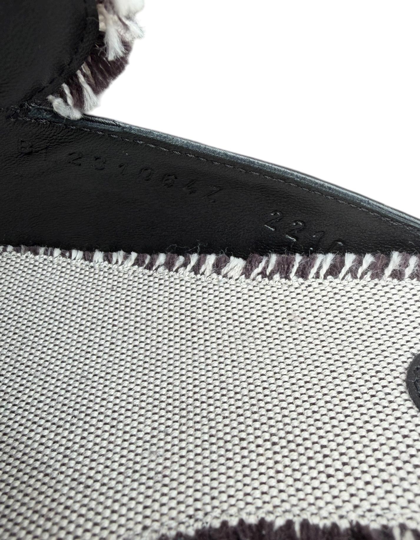 Hermes Nero/Bianco Toile Pelle di Vitello Frange Oz Mules sz 39.5 con Fibbia Kelly in vendita 4