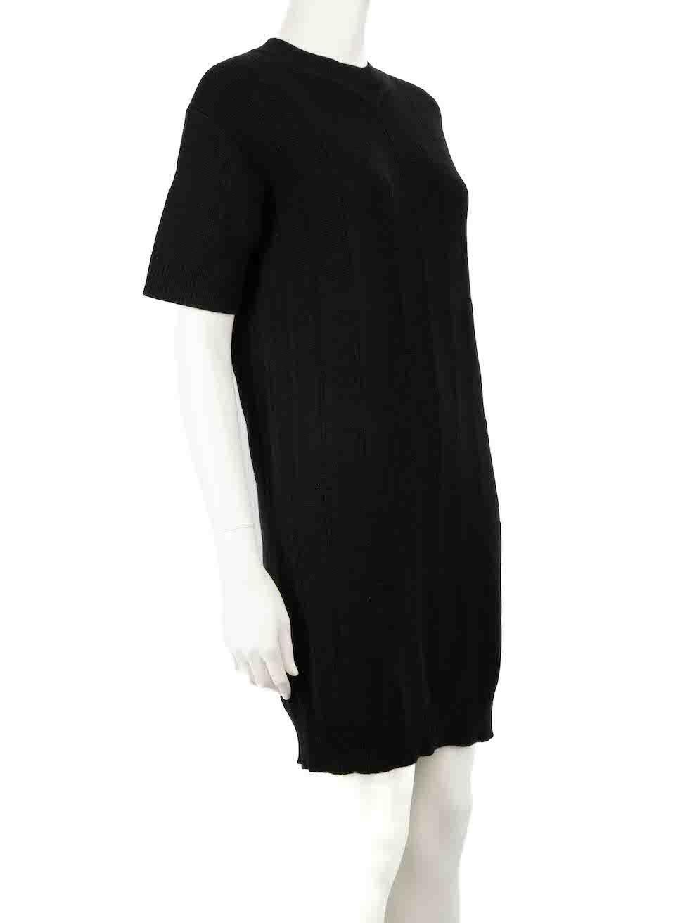 CONDITION is Very good. Minimal wear to dress is evident. Minimal wear to the knitted surface with very light pilling seen throughout on this used Hermès designer resale item.
 
Details
Black
Wool
Knit dress
Stretchy
Mini length
Round neckline
Short