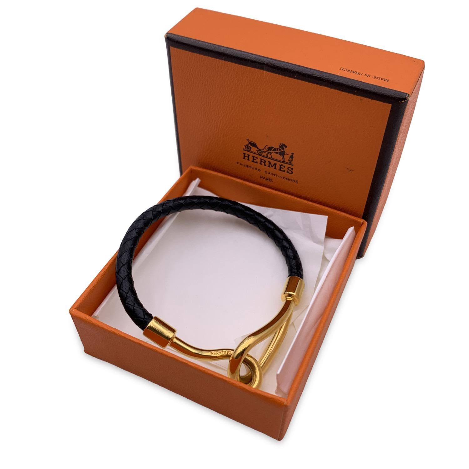 Hermes 'Jumbo Hook' Single Bracelet. Black woven leather string with gold metal hook closure. Long Approx.6.75 inches - 17.2 cm including hook. Hermes logo on hook.

Condition

A - EXCELLENT

Gently used. Please, look carefully at the photos and ask