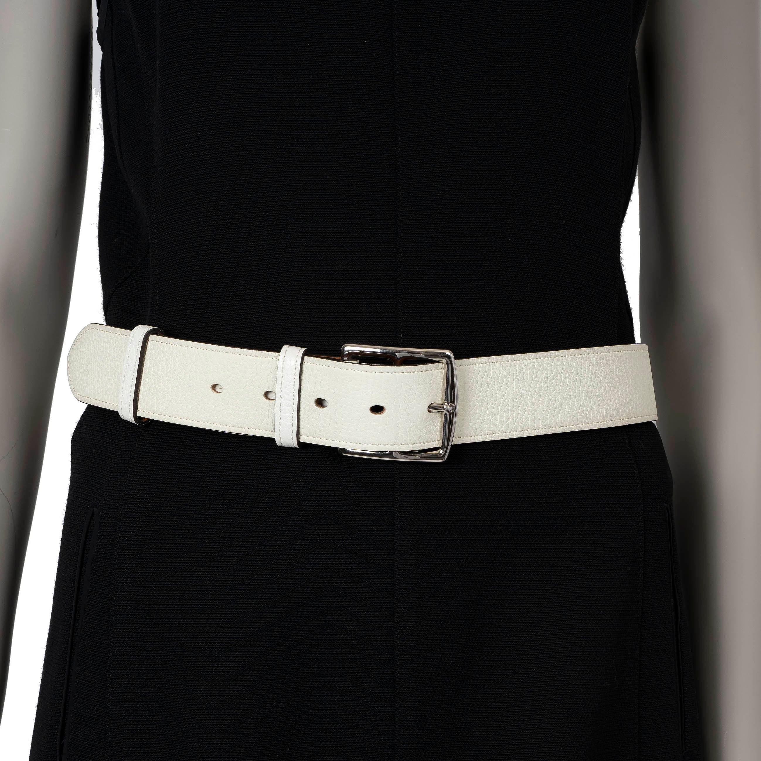 This 100% authentic Hermès Etriviere 40mm belt is crafted from Blanc (white) Taurillon Clemence leather, offering a luxurious and timeless design. It features a sleek palladium-plated buckle, adding a touch of sophistication. Perfect for elevating