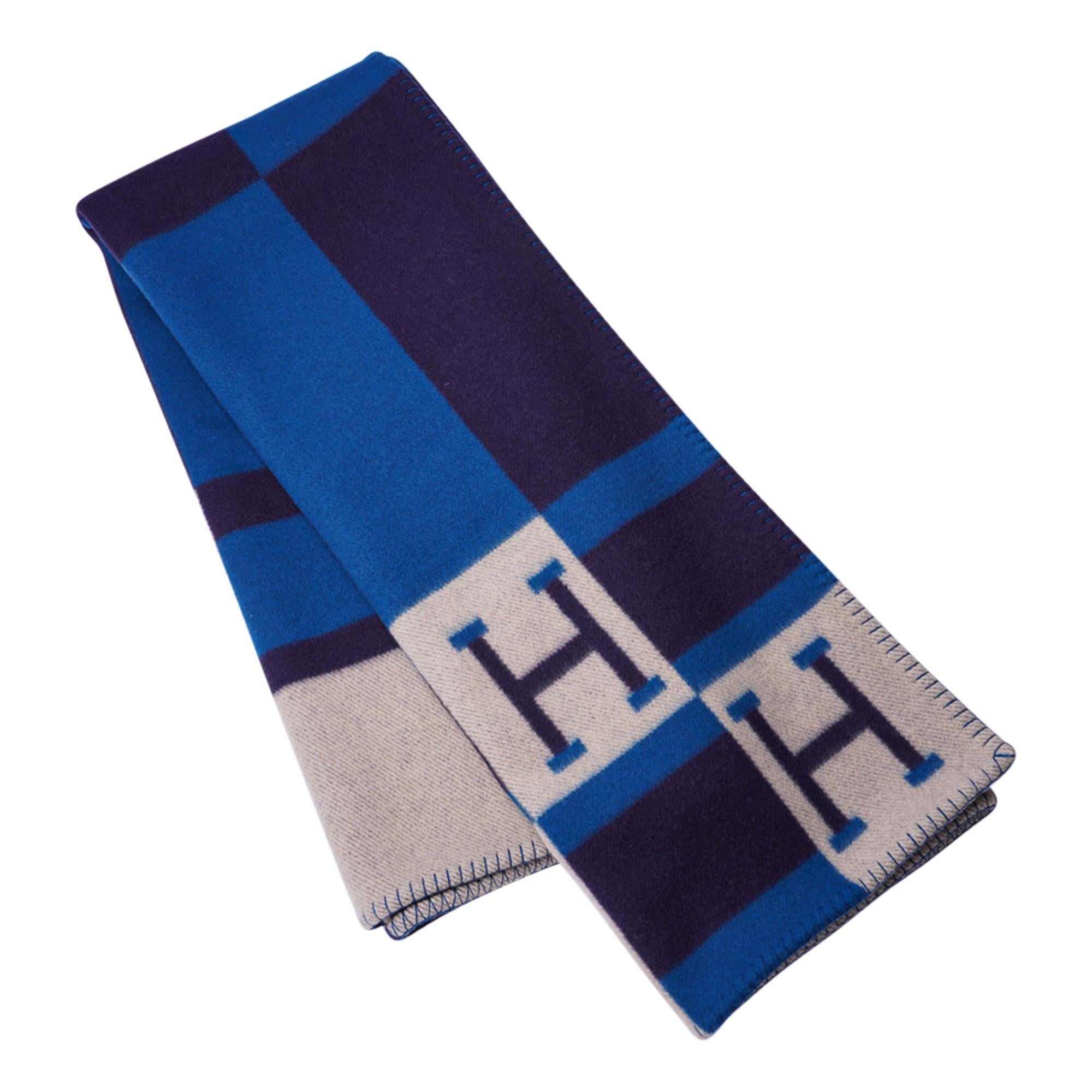 Garantiert authentische Hermes Avalon Bayadere Decke in der Farbe Blue Marine. 
Hergestellt aus 90% Merinowolle und 10% Kaschmir und mit Peitschenstichkanten. 
Fabelhaft mit dem Pfauenblau und Ecru:: um jeden Raum zu vervollständigen!
Neu oder