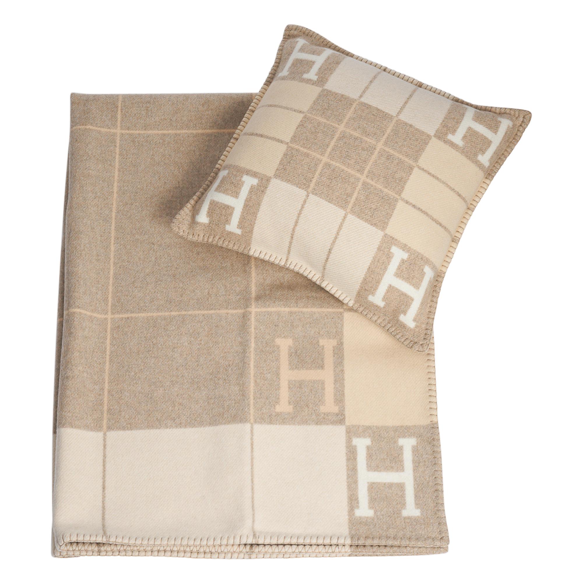Hermes Blanket Avalon I Signature H Coco and Camomille Throw Blanket New In New Condition In Miami, FL