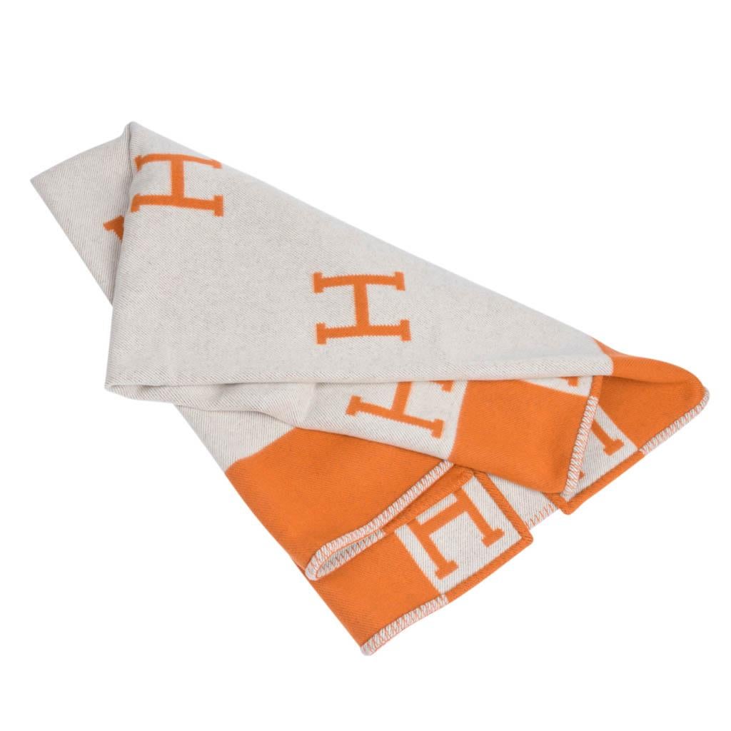 Mightychic propose une couverture classique Avalon I+I signature H d'Hermès, de couleur orange.
Réalisé en 90 % de laine mérinos et 10 % de cachemire, il présente des bords en point de fouet.
Neufs ou en parfait état de conservation. 
vente