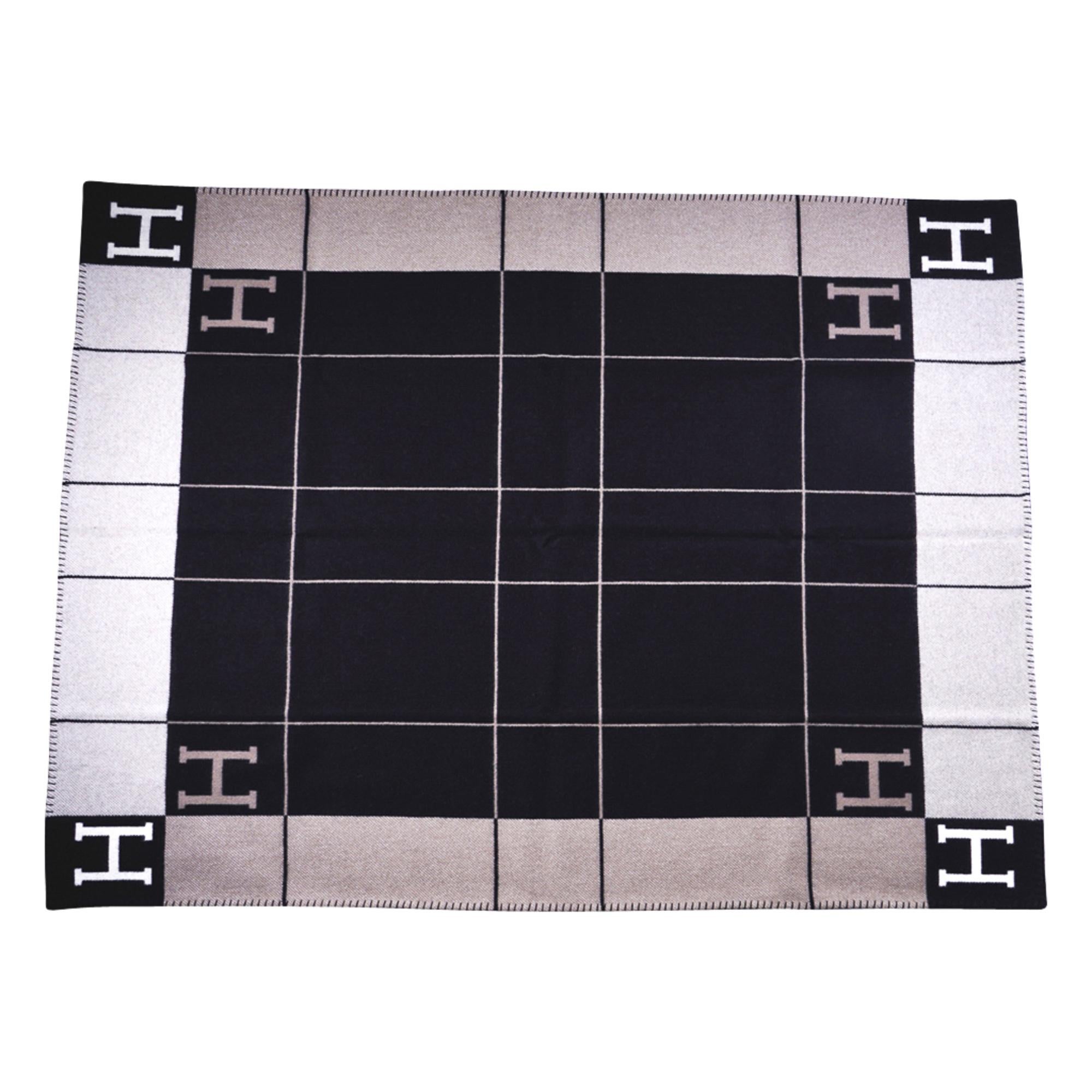 Hermes Blanket Avalon III Black/ Ecru Throw Blanket New w/Box In New Condition In Miami, FL