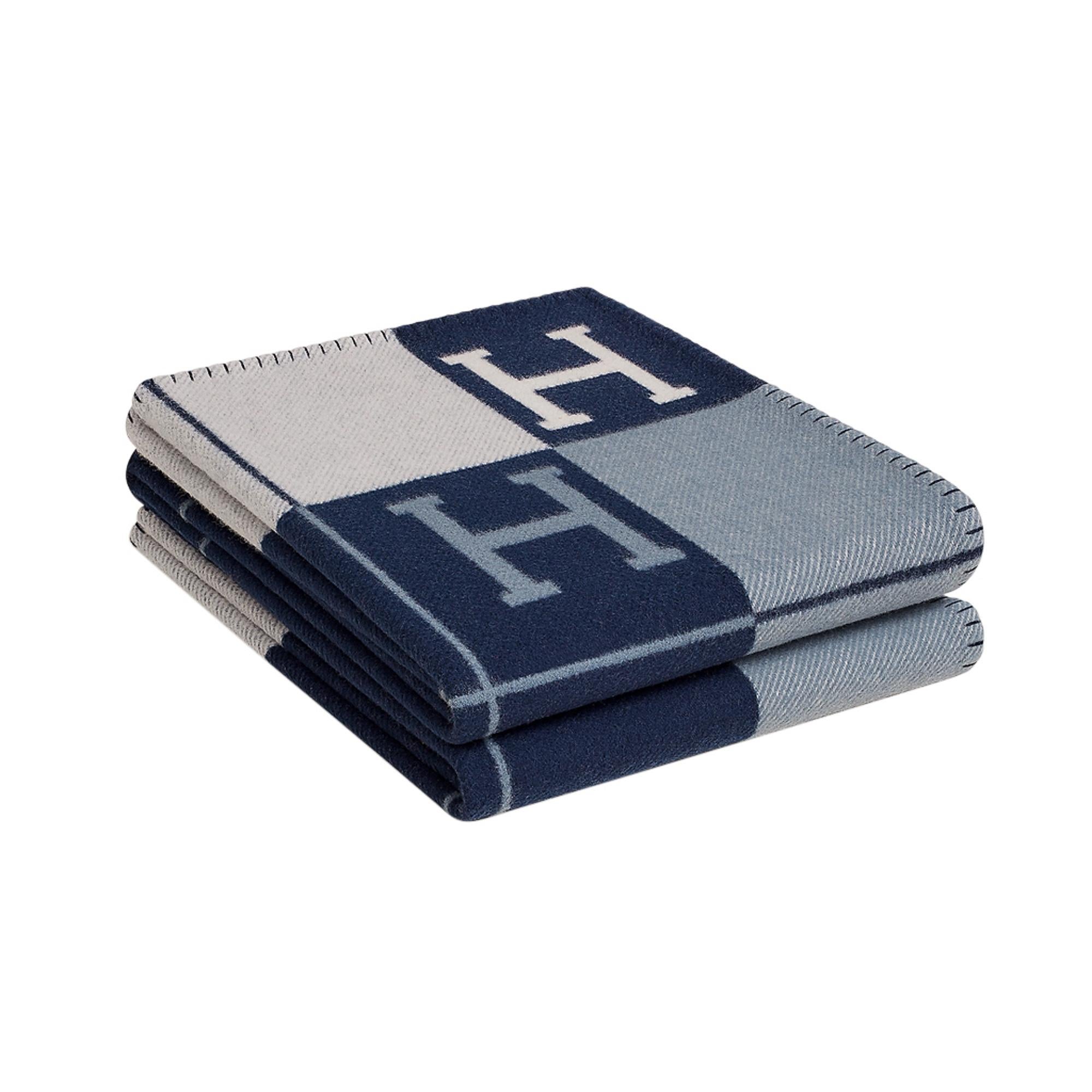 Hermes Blanket Avalon III Signature H Blue Caban / Ecru Throw New  In New Condition In Miami, FL