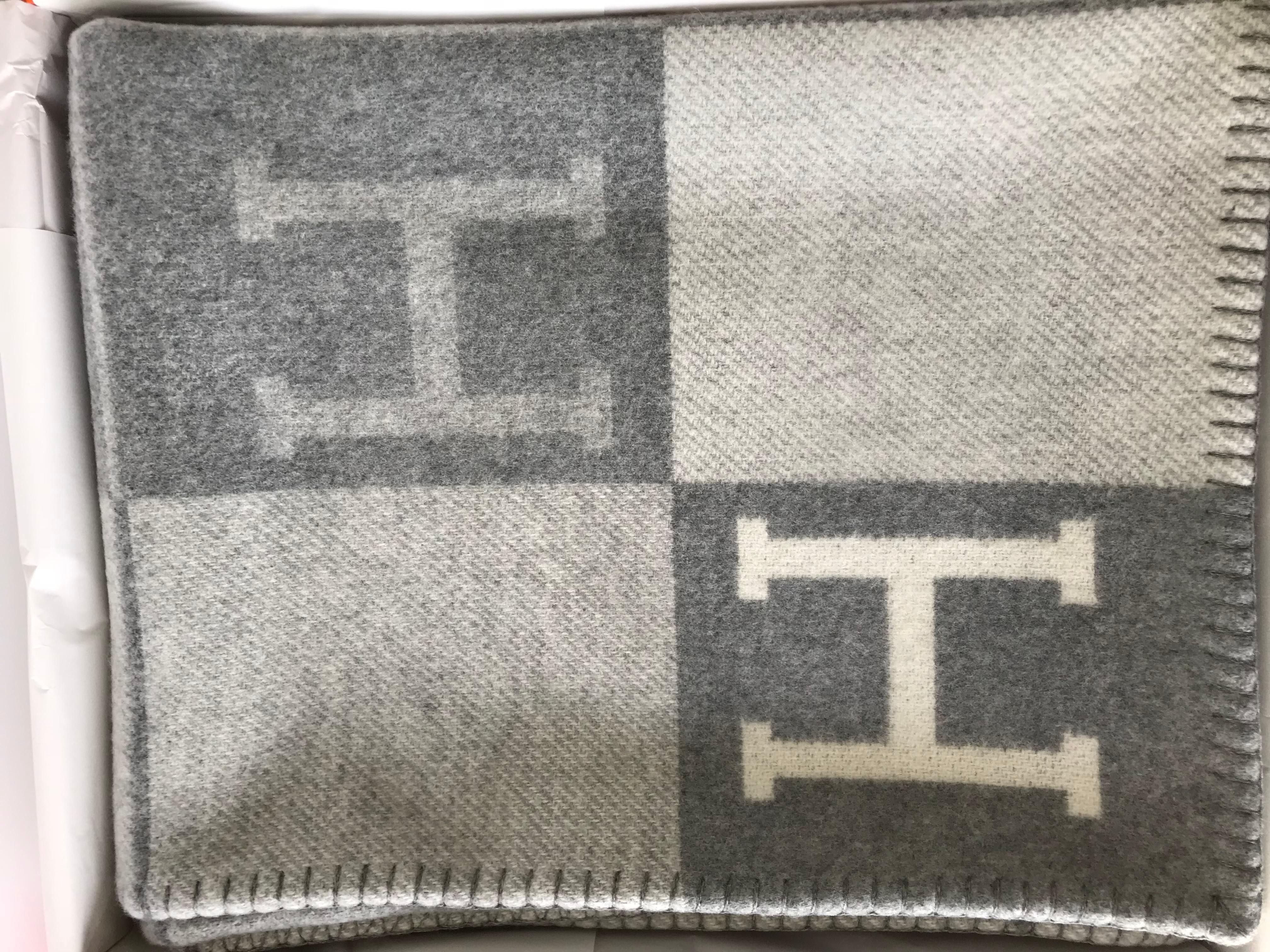 Hermes Avalon III Blanket Throw
Gris Clair and Ecru
Brand New
Taken out for photos only
Hermes throw blanket (90% merino wool, 10% cashmere)
Measures 53