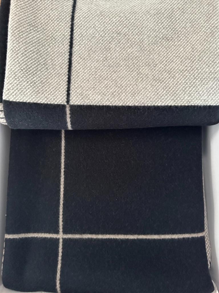 Hermes Avalon III Blanket Throw
Ecru Noir
Beige Black
Brand New
Taken out for photos only
With its Hs elegantly adorning the corners, the Avalon III jacquard blanket is a signature model for Hermès
Hermes throw blanket (90% merino wool, 10%