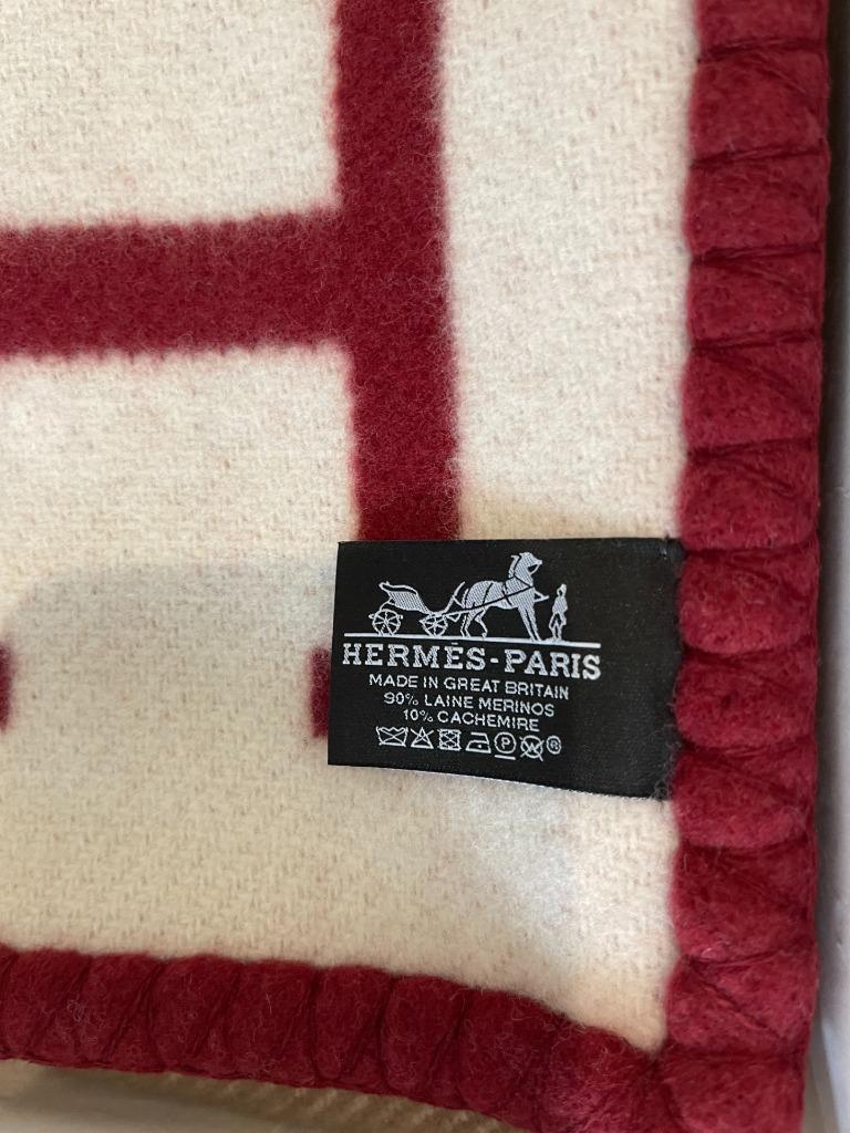 Hermes Avalon III Blanket Throw
Rouge H and Ecru
Brand new
Hermes throw blanket (90% merino wool, 10% cashmere)
Measures 53