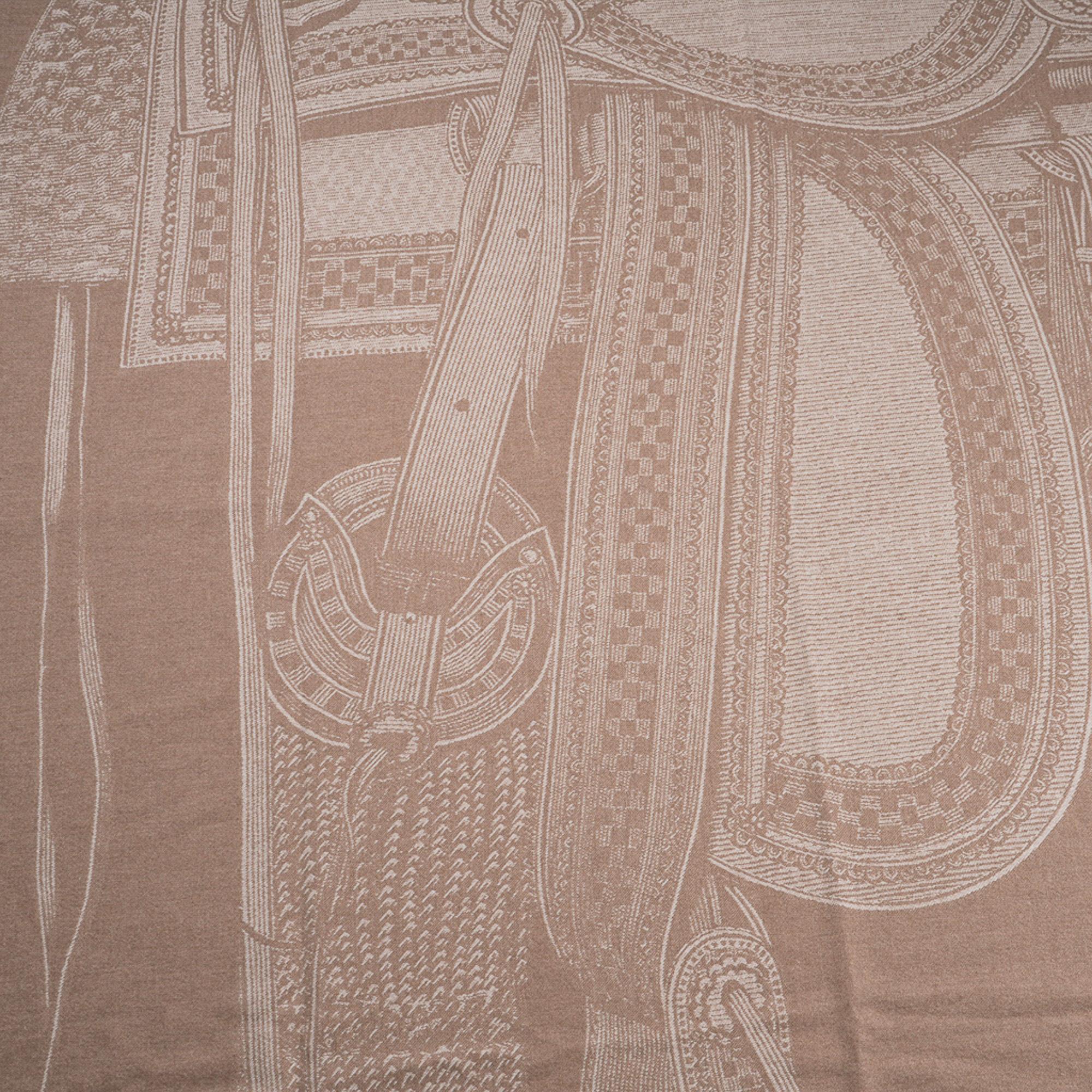 Mightychic bietet eine garantiert authentische Hermes Selle Far West Decke in der Farbe Sable.
Jacquard-gewebter Kaschmir mit Franseneinfassung ermöglicht es Ihnen, die exquisiten Bilddetails von jeder Seite zu sehen.
Dieser außergewöhnliche Sattel