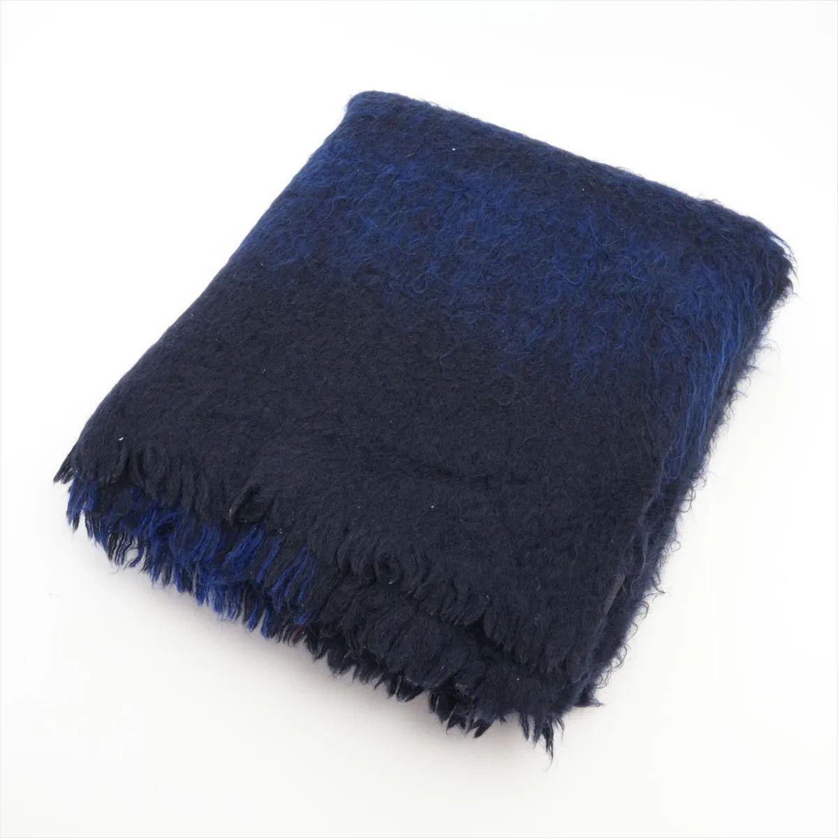 Die Hermès-Decke aus Mohair und Wolle in Blau ist ein luxuriöses Wohnaccessoire, das Wärme, Komfort und raffinierte Eleganz vereint. Sie ist aus einer weichen Mohair-Wollmischung gefertigt und bietet eine plüschige und kuschelige Textur, die sich