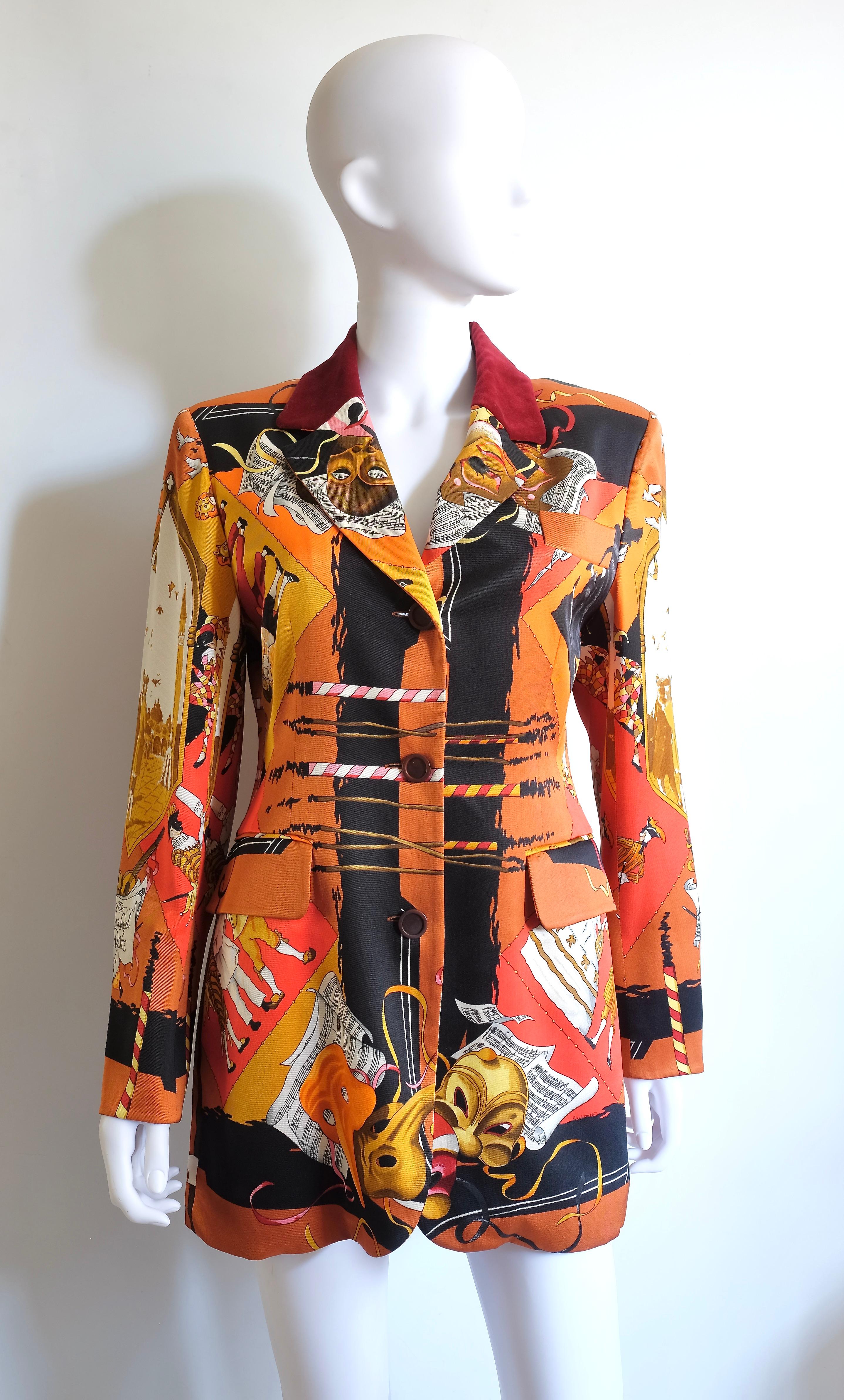 Hermès Vintage Selection by Corrado Luxury - Raro Blazer in pura seta con colletto in velluto si tratta di un prodotto straordinario confezionato dalla Maison circa nella metà degli anni 90. Il motivo è quello del Carrè iconico 