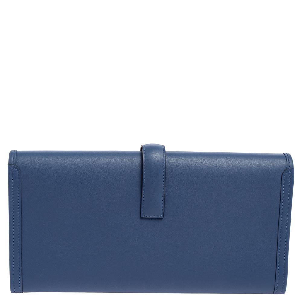 The Jige clutch by Hermès is a creation that is not only well-made but also coveted by women around the world. It is a design that is simple and sophisticated, just right for the woman who embodies class in a modern way. Meticulously crafted from