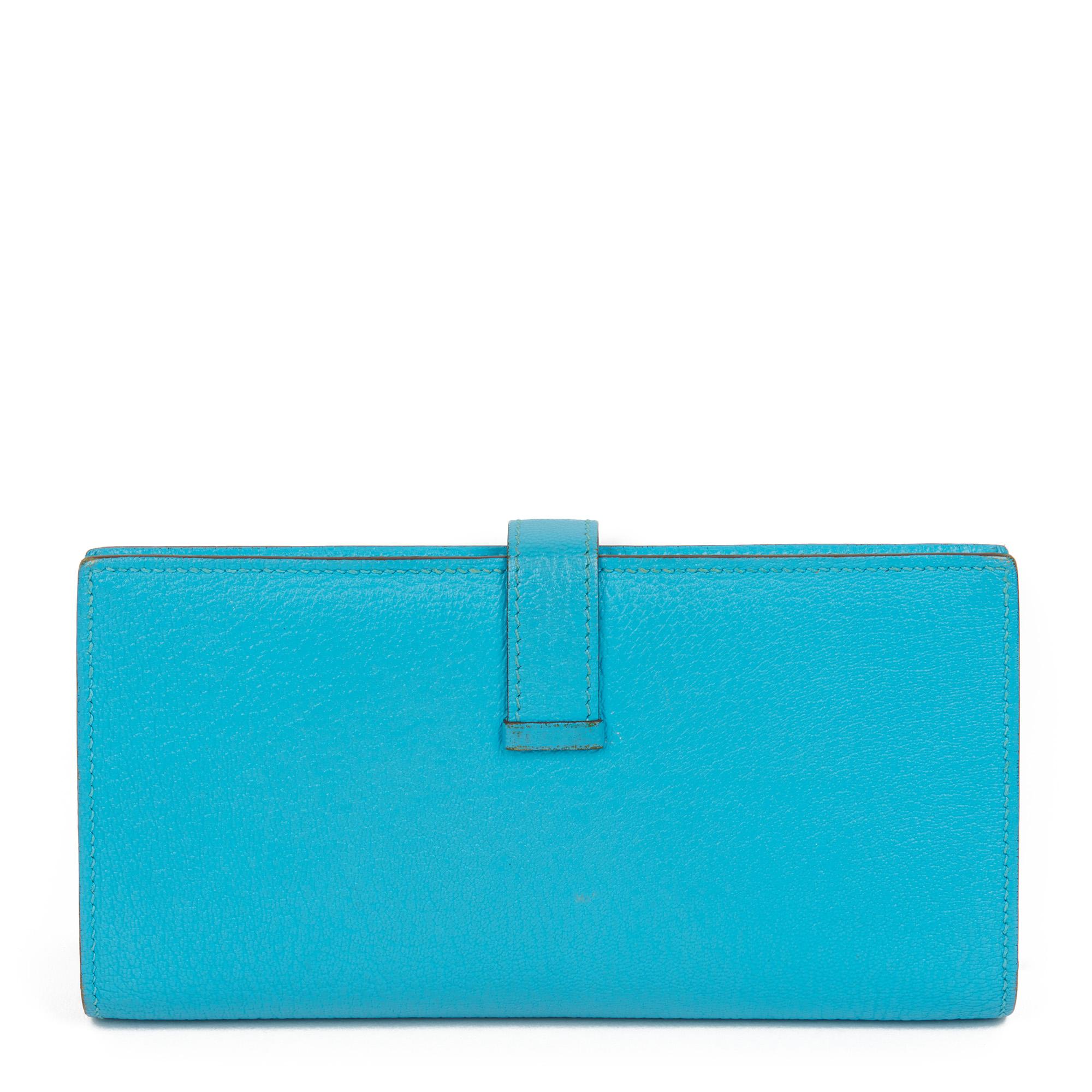 Hermès BLEU AZTEC CHEVRE MYSORE LEATHER BEARN WALLET

CONDITION NOTES
The exterior is in very good condition with minimal signs of use.
The interior is in exceptional condition with minimal signs of use.
The hardware is in very good condition with