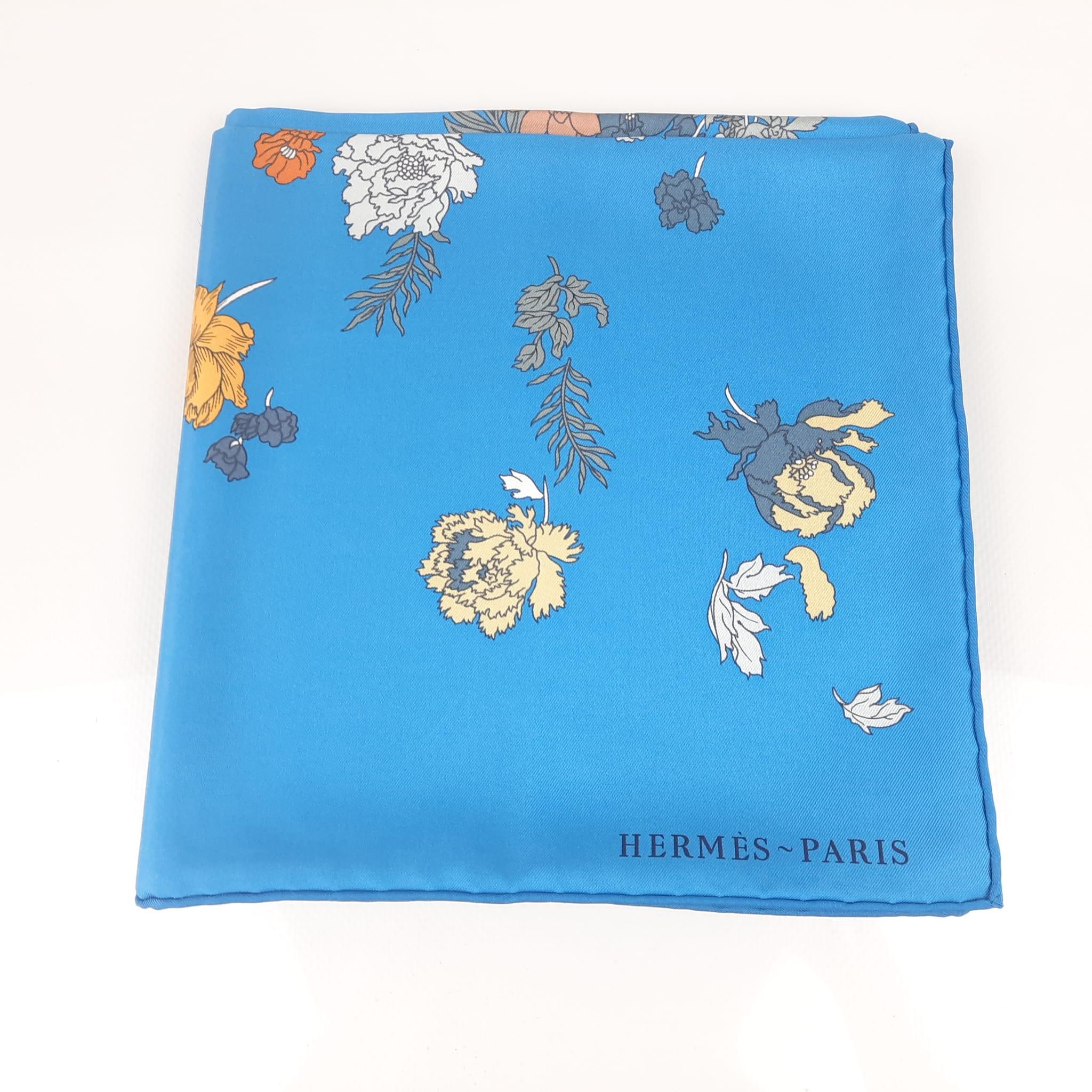 Scarf in silk twill with hand-rolled edges.
The Hermès scarf is an infinite source of creativity and storytelling that constantly evolves thanks to the new designs and color combinations offered each season.
This essential Hermès accessory