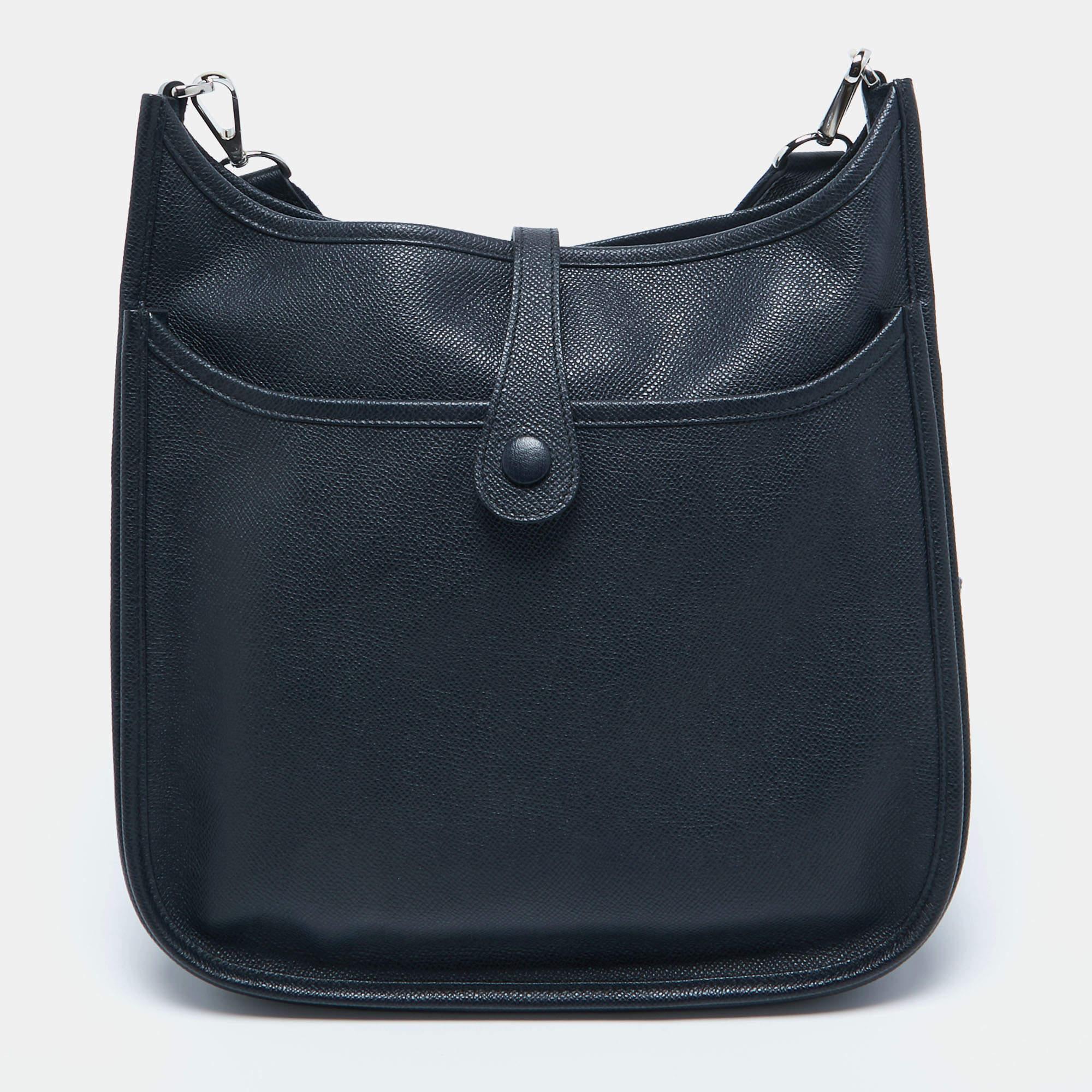 Le sac Hermès Evelyne III PM est un accessoire sophistiqué et polyvalent. Confectionné en cuir luxueux d'Epsom dans une superbe teinte bleue, il présente le logo H perforé emblématique, un intérieur spacieux et une sangle réglable, ce qui en fait un