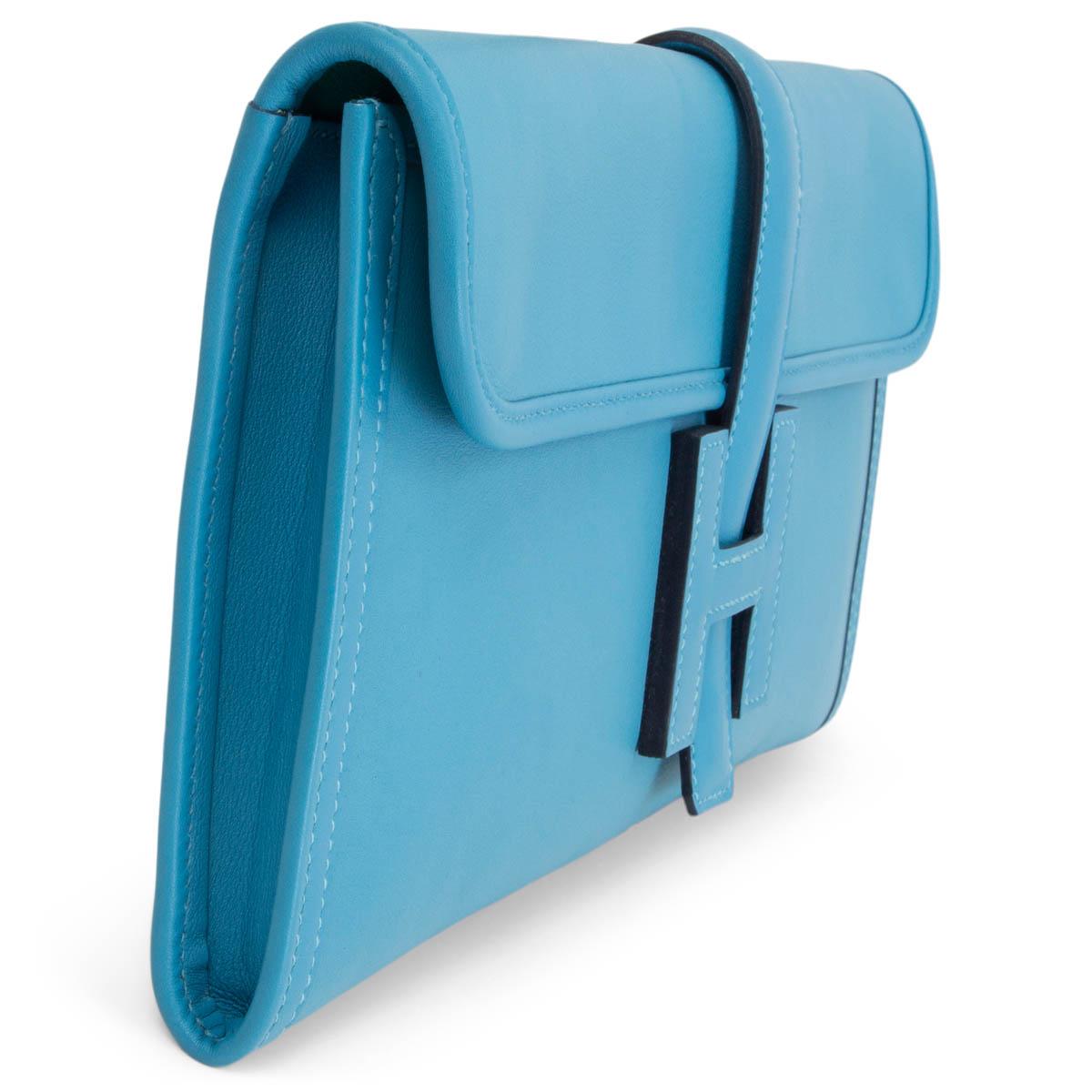 100% authentic Hermès Jige Elan 29 Verso clutch in Bleu du Nord and Vert Verone in Veau Swift leather. There is a crossover flap and a strap that tucks under a leather Hermès 