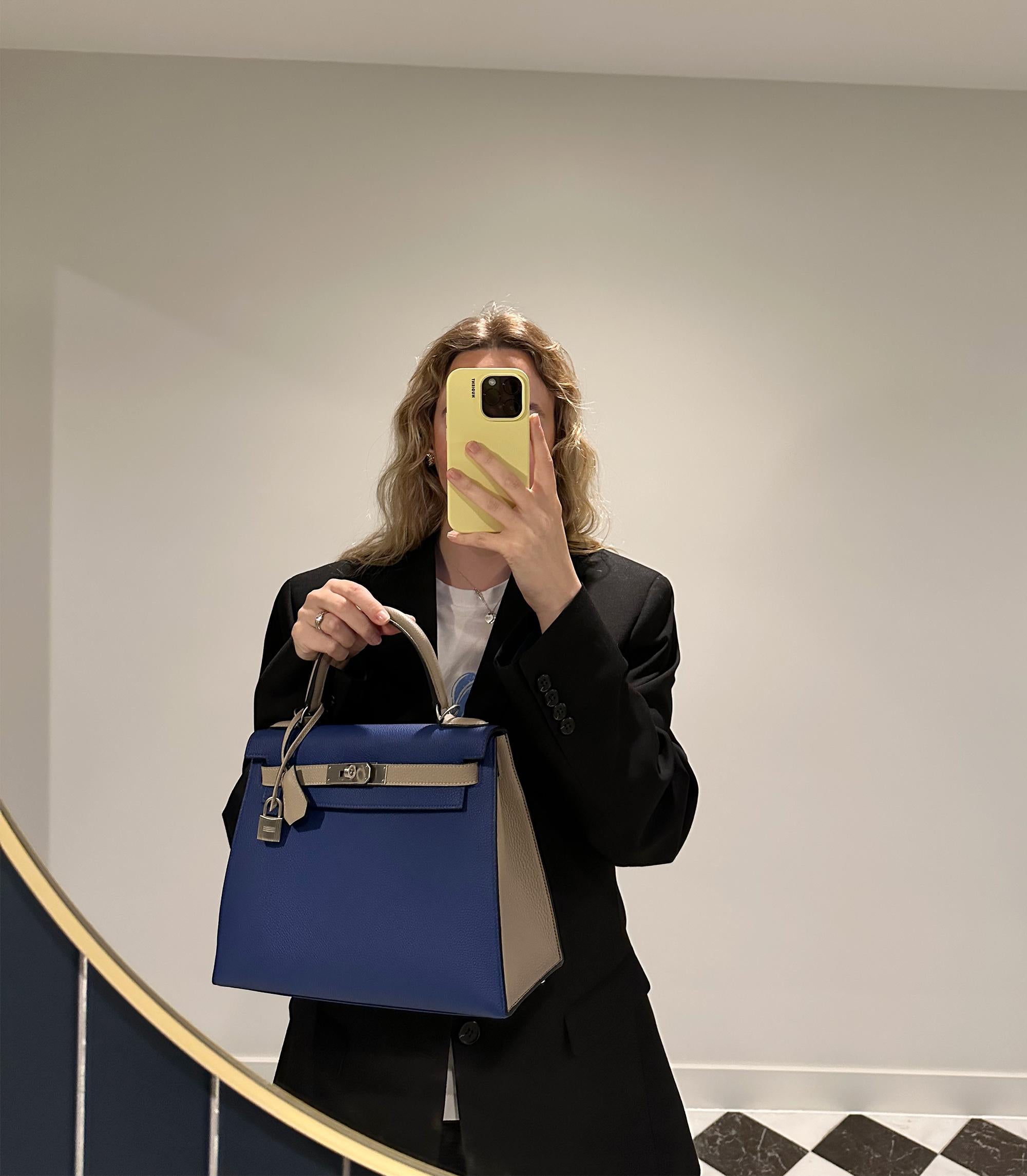Hermès Bleu Electric & Gris Tourterelle Togo Leather Special Order HSS Kelly 28cm Sellier

Product Details
Xupes Ref: CB1475
Brand: Hermès
Model: Kelly 28cm
Type: Top Handle, Shoulder
Serial Number: C
Age: 2018
Accompanied By: Hermès Dust Bag, Box,