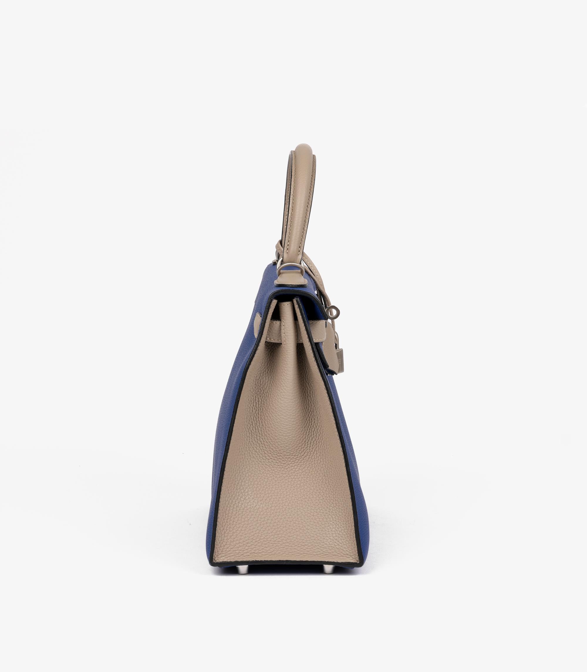 Hermès Bleu Electric & Gris Tourterelle Togo Leather Special Order HSS Kelly28cm en Excelente estado para la venta en Bishop's Stortford, Hertfordshire