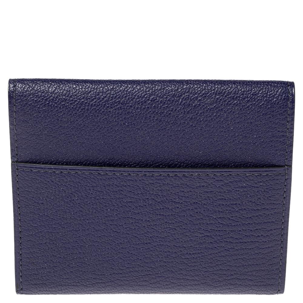 Hermes yet again charms us with this stunner of a creation that looks quite chic and stylish! This Clic cardholder is crafted from leather and features a gold-tone 'H' lock at the front that opens to a leather-lined interior. Carry it in hand or