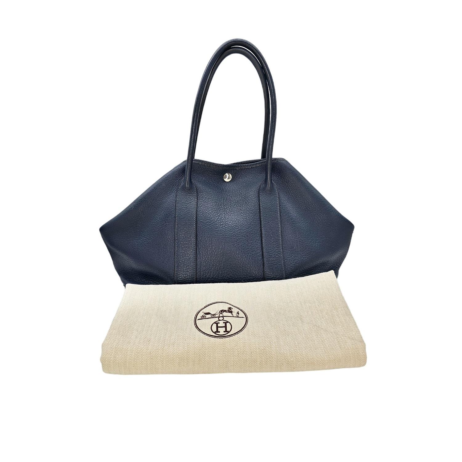 The Garden Party MM tote is a great everyday bag to add to your collection. The design is simple and clean yet instantly recognizable as a Hermes. The durable and supple pebbled leather body is framed by gorgeous Bleu Indigo colored leather handles