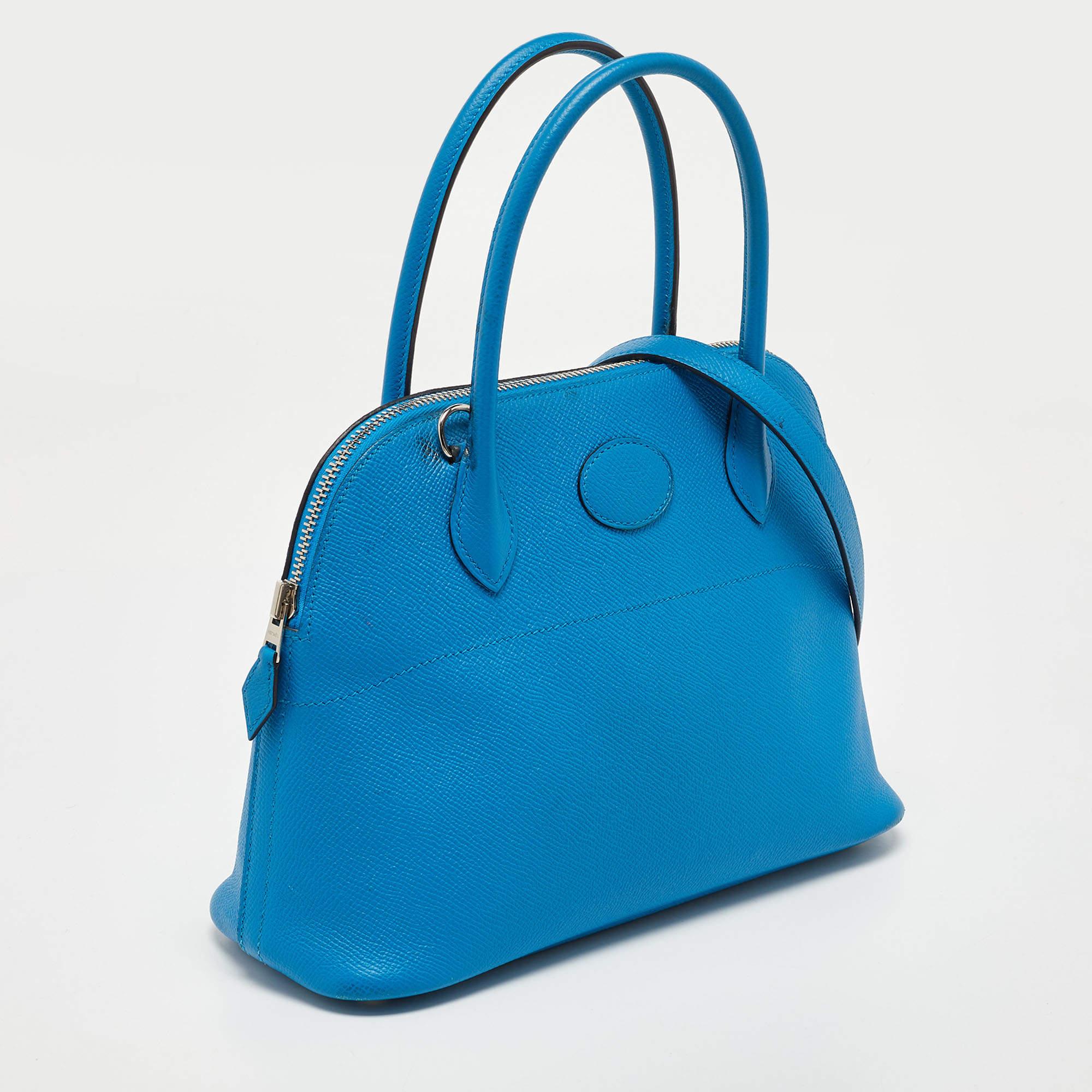 Luxueusement confectionné par les experts d'Hermès, ce superbe sac Bolide 27 est un accessoire indispensable pour les amoureux de la mode. Apt à porter tous les jours, il est la combinaison parfaite de la sophistication et de la praticité. Fabriqué