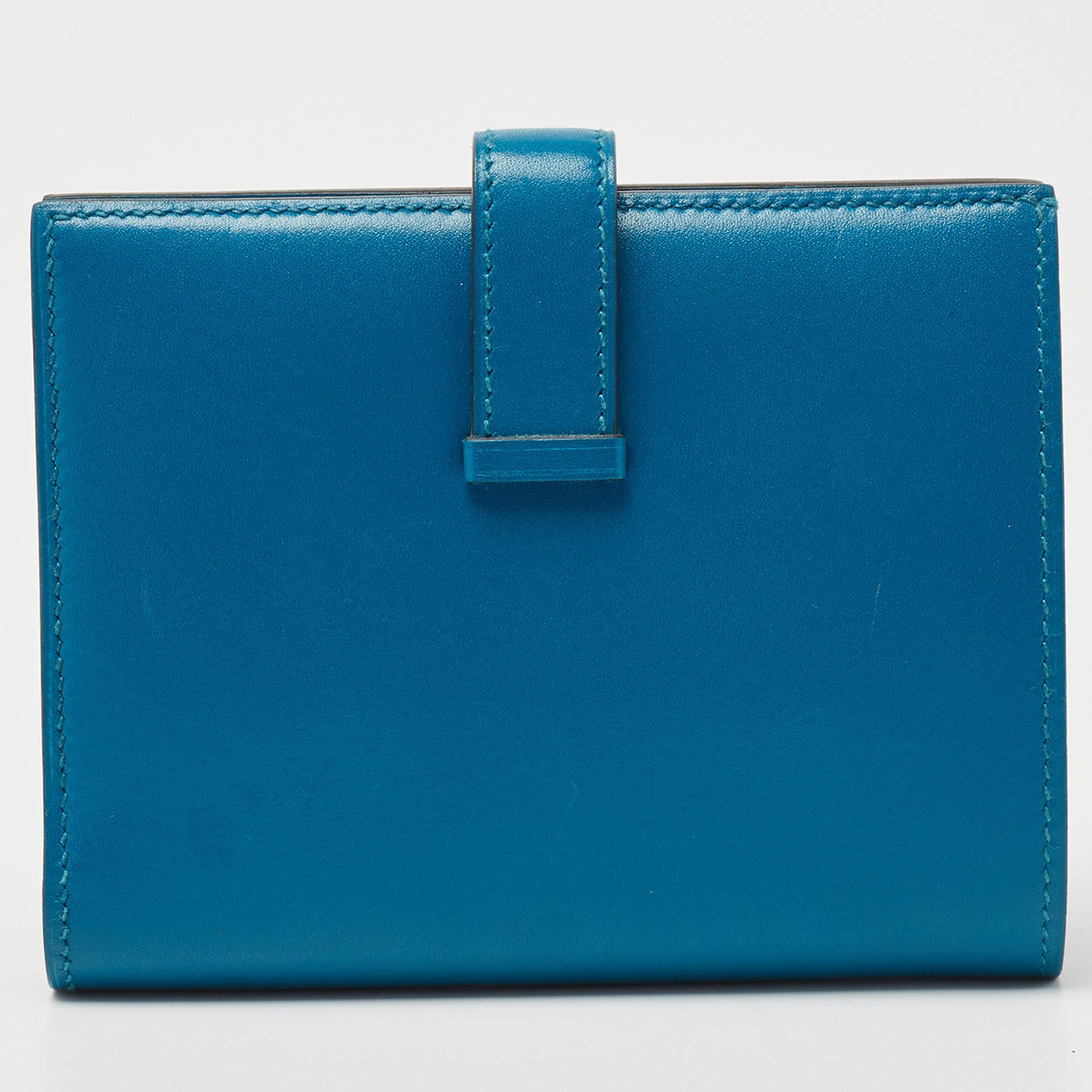 This authentic Hermes wallet is an immaculate balance of sophistication and rational utility. It has been designed using prime quality materials and elevated by a sleek finish. The creation is equipped with ample space for your monetary essentials.

