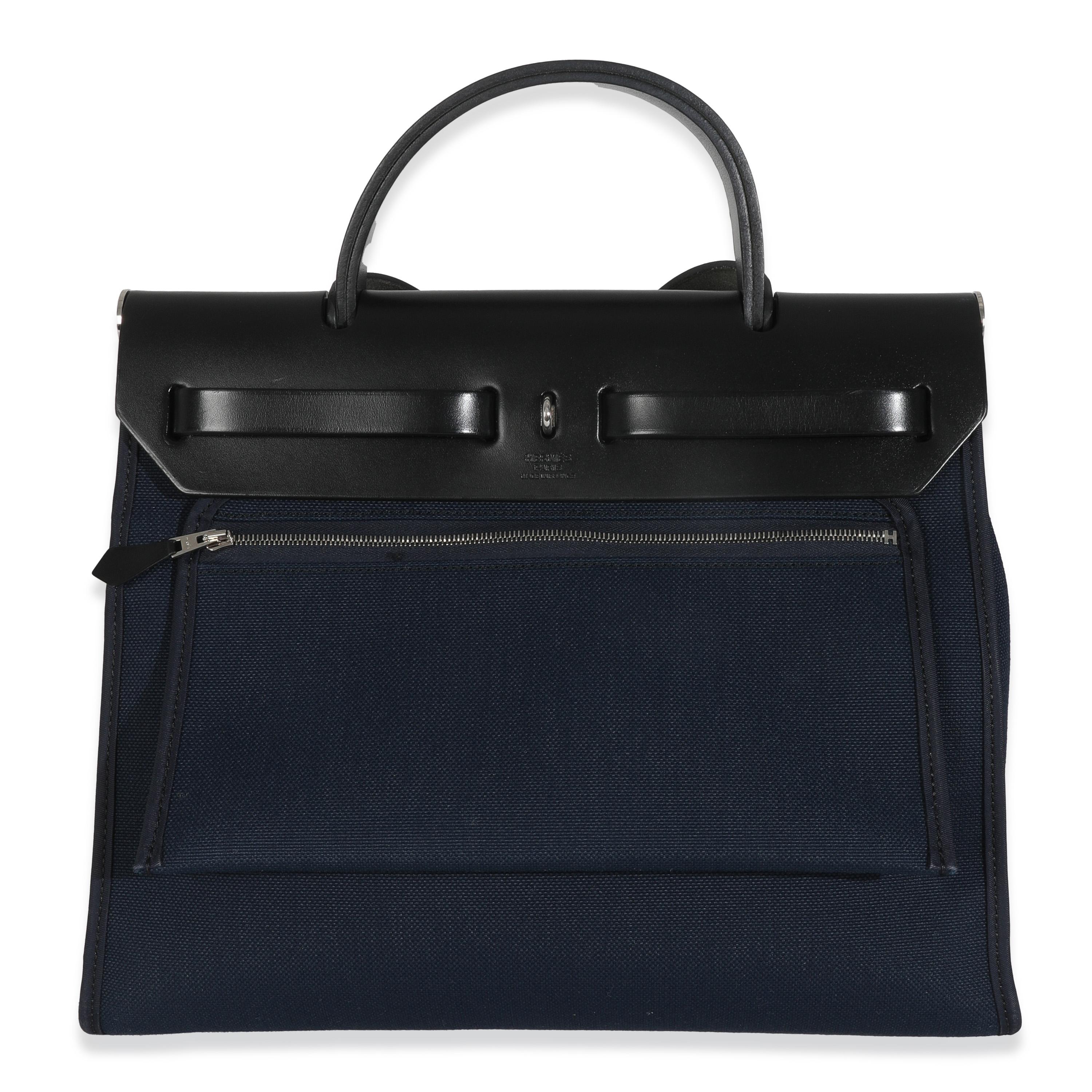 Titolo dell'annuncio: Hermès Bleu Marine Bleu Saphire Military Toile Vache Hunter Herbag Zip 31 PM PHW
SKU: 147734
Condizioni: Usato 
Condizioni della borsa: Molto buono
Commenti sulle condizioni: L'articolo è in ottime condizioni con lievi segni di