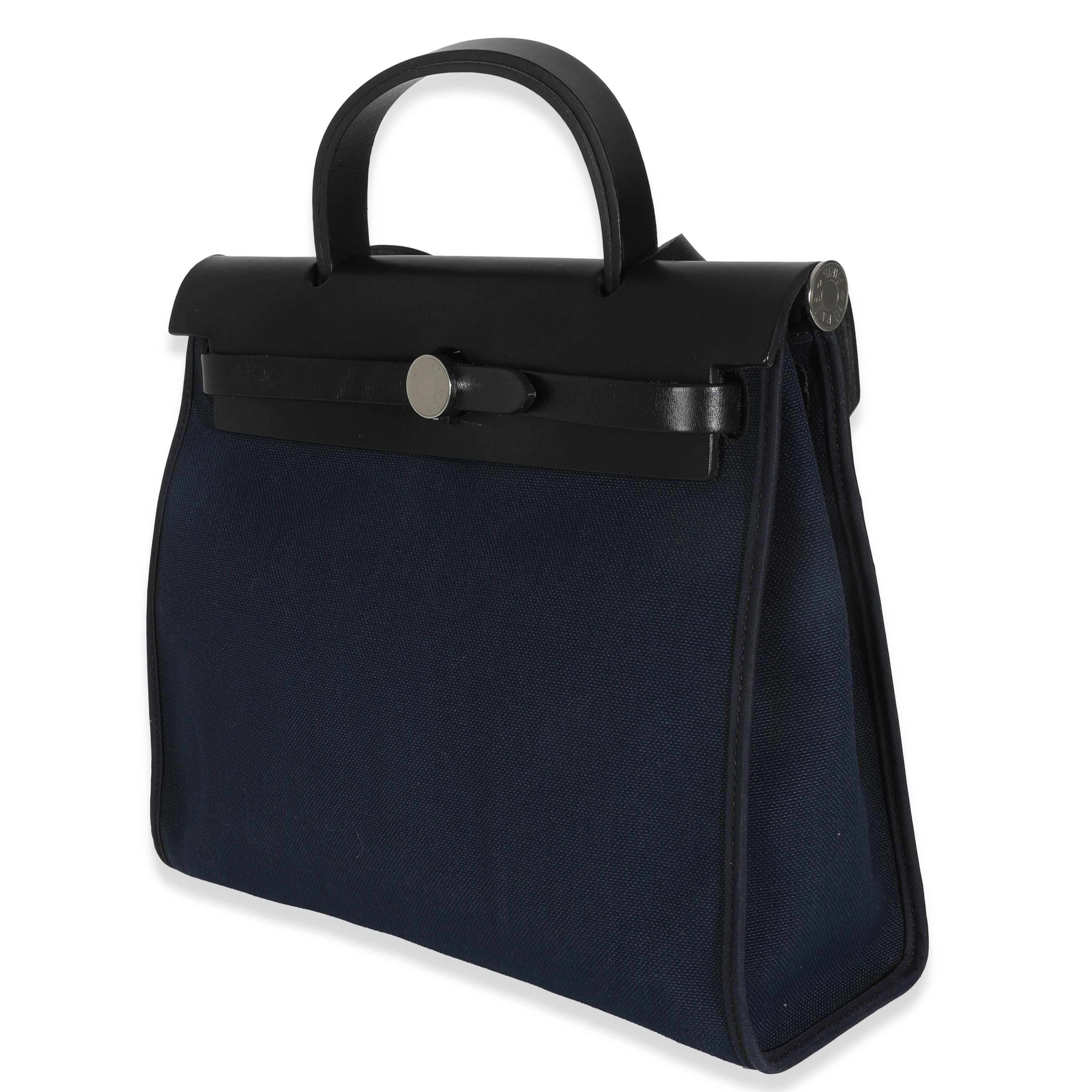 Hermès Bleu Marine Bleu Saphire Military Toile Vache Hunter Herbag Zip 31 PM PHW In condizioni buone in vendita a New York, NY