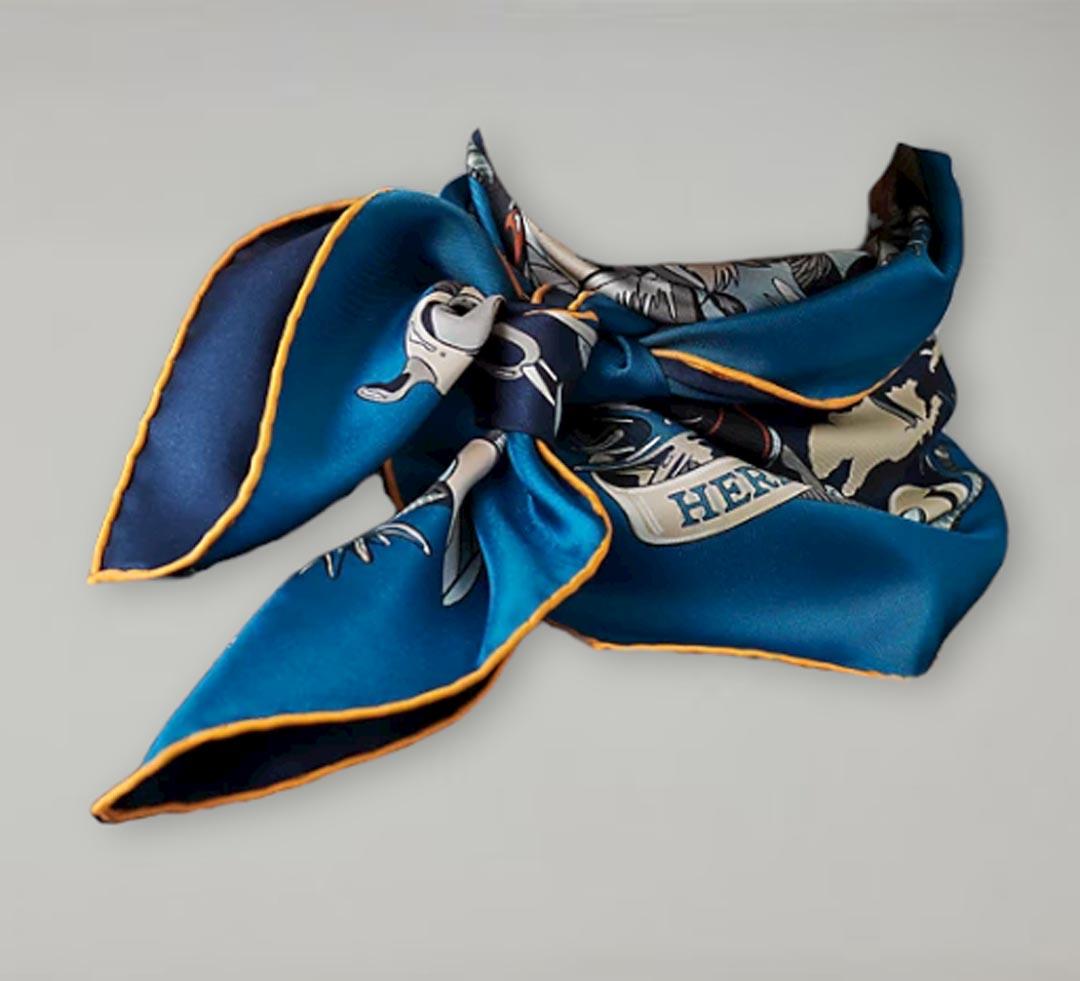 Double face scarf in silk twill with hand-rolled edges (100% silk).
The first scarf printed on both sides! This innovative technique provides two colorful scarves in one.
Designed by Ugo Bienvenu, based on Robert Dallet's design Les Mustangs