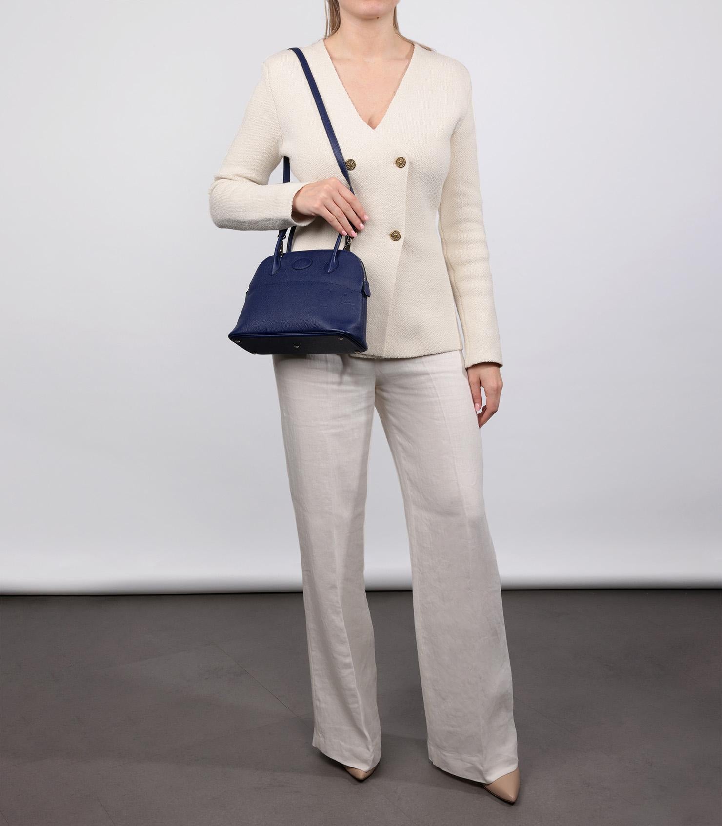 Hermès Bleu Saphir Epsom Leder Bolide 27

Details zum Produkt
Xupes Ref: HB5645
Marke: Hermès
Modell: Bolide 27
Typ: Tote, Schulter
Seriennummer: C
Alter: 2018
Begleitet von: Hermès Staubbeutel, Box, kleiner Staubbeutel, Schulterriemen,