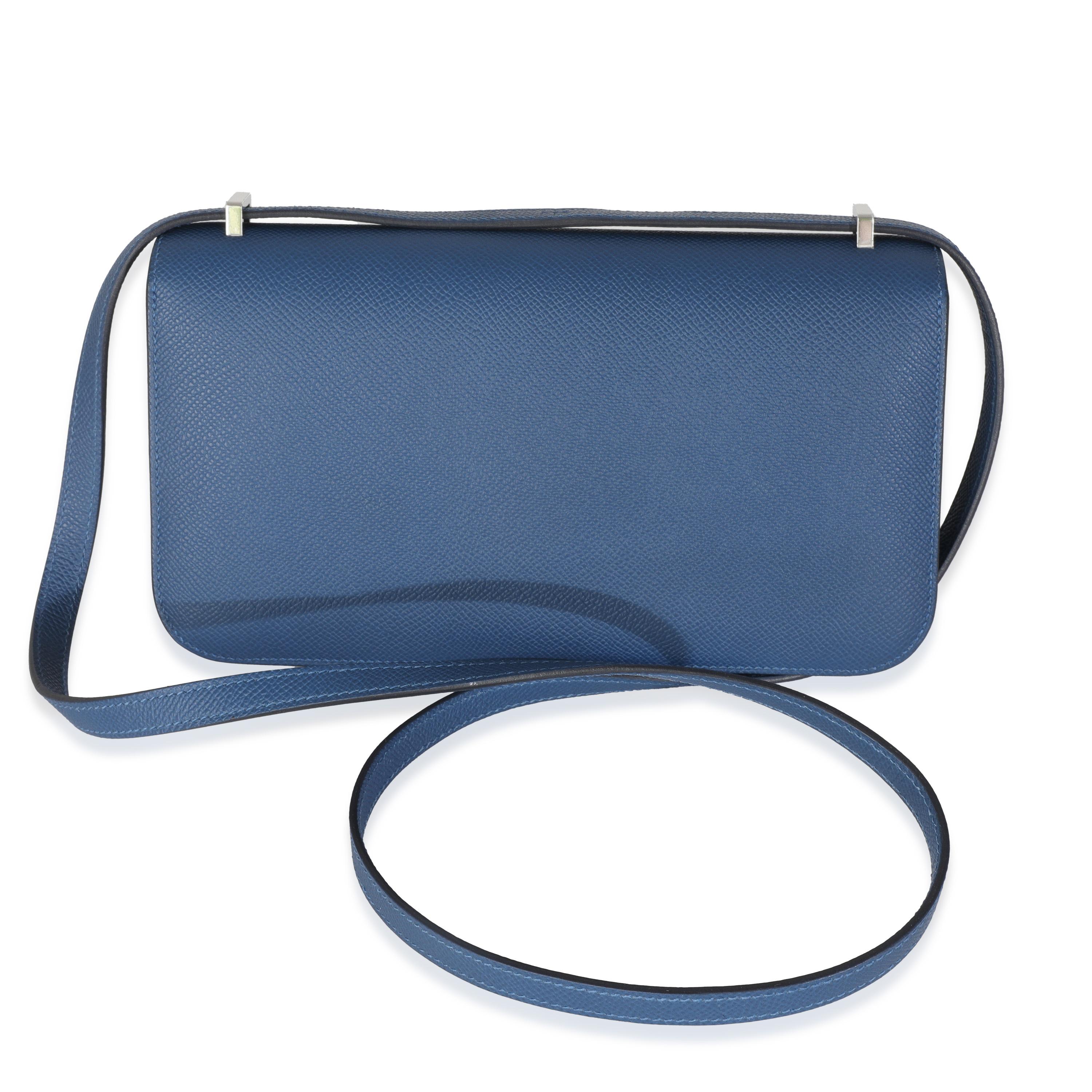 Hermès Cravatta Bleu Epsom Constance Elan
SKU: Z146954

Condit Description: Nel 1967 è nata una borsa Hermès. Quando Jean-Louis Dumas era direttore creativo della maison francese, chiese a una stilista di creare una nuova borsa, che poi avrebbe dato