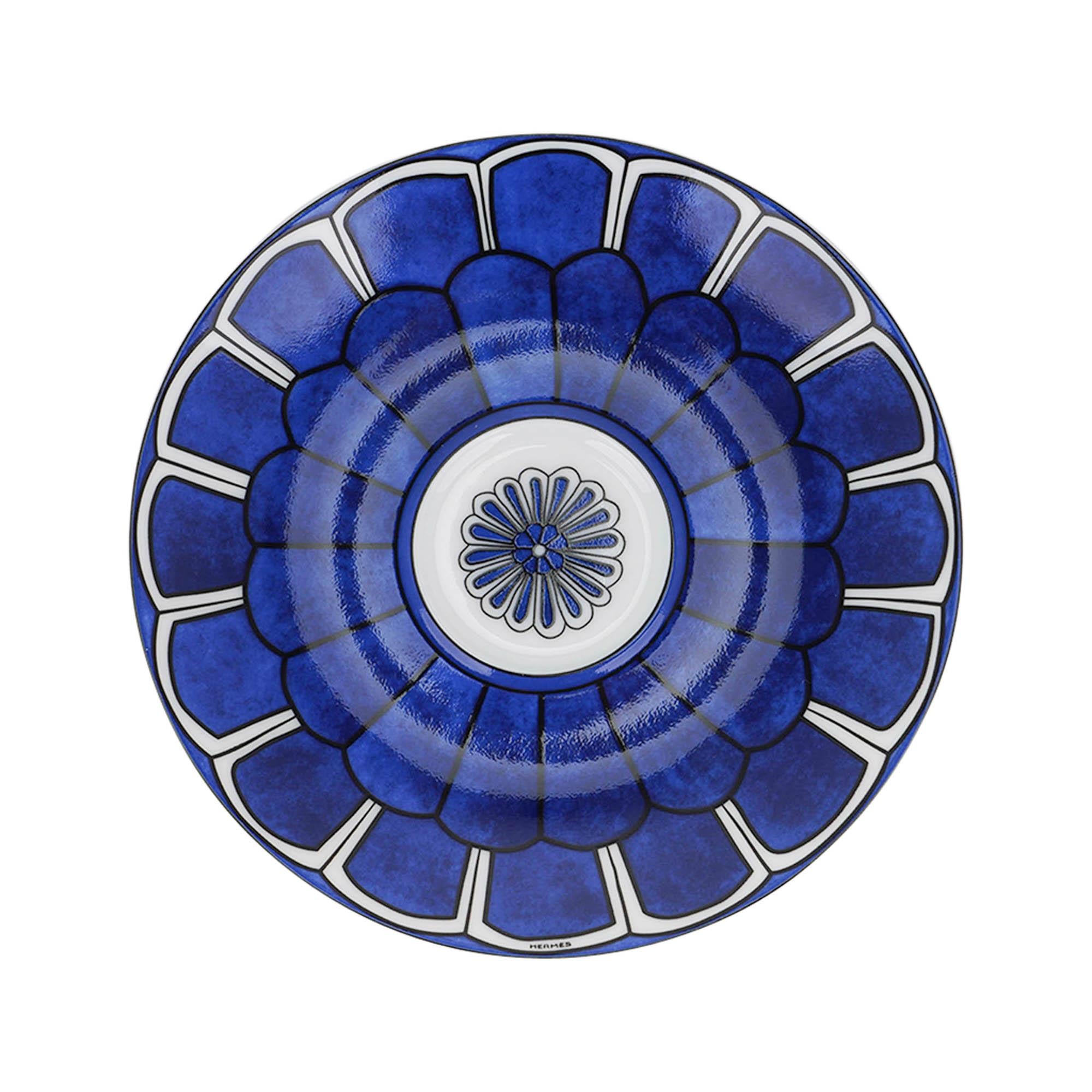 Mightychic offre una tazza demitasse e un piattino Hermes Bleus D'Ailleurs in un set di quattro (4).
Concediti un momento di tranquillità per vivere 