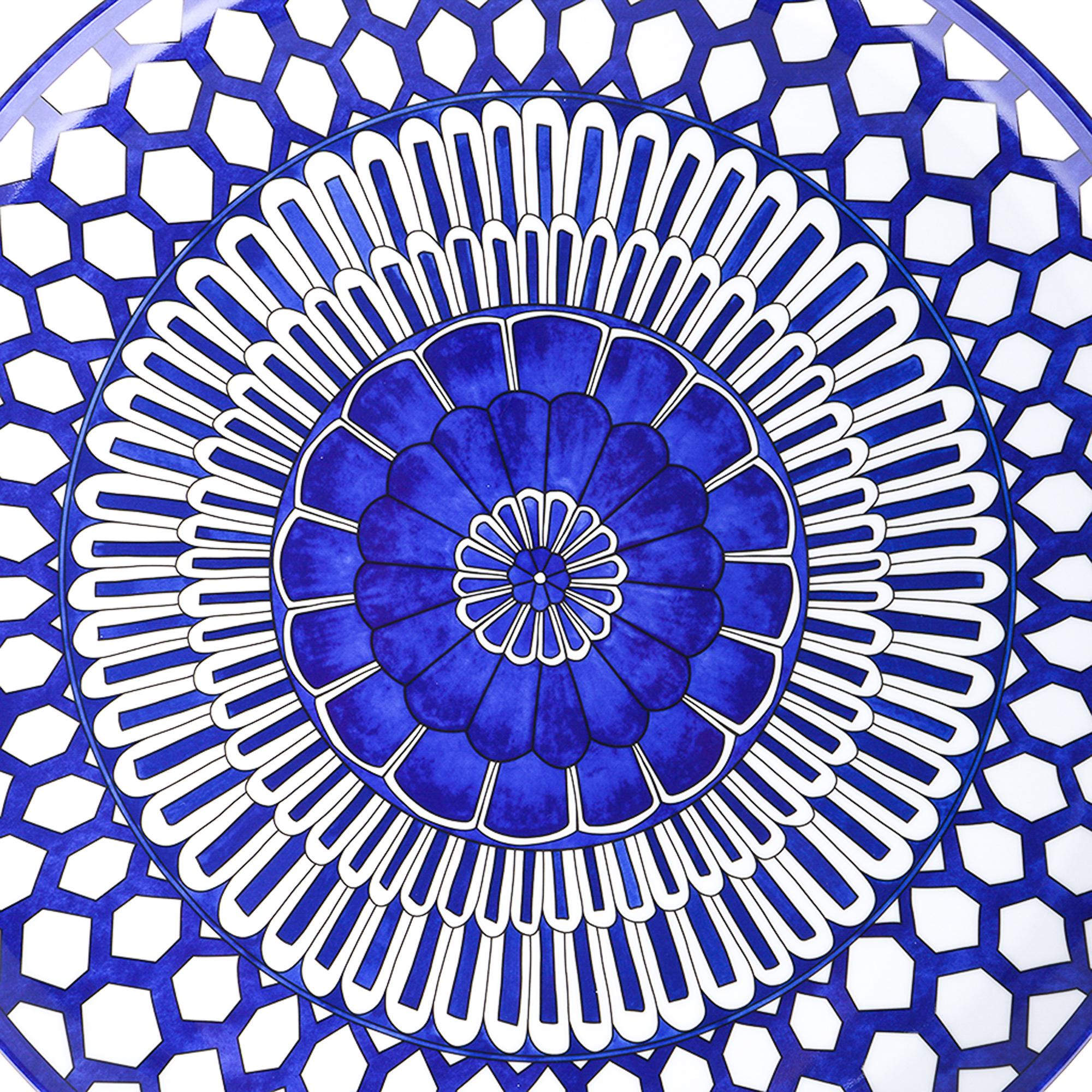 Mightychic offers an Hermes Large Round Platter featured in Bleus d'Allieurs.
A mdoern interpertation of petals, blooms and honeycombs paying hommage to the countless sea voyages of
trade between Paris and Asia.
Inspired in traditional Ming
