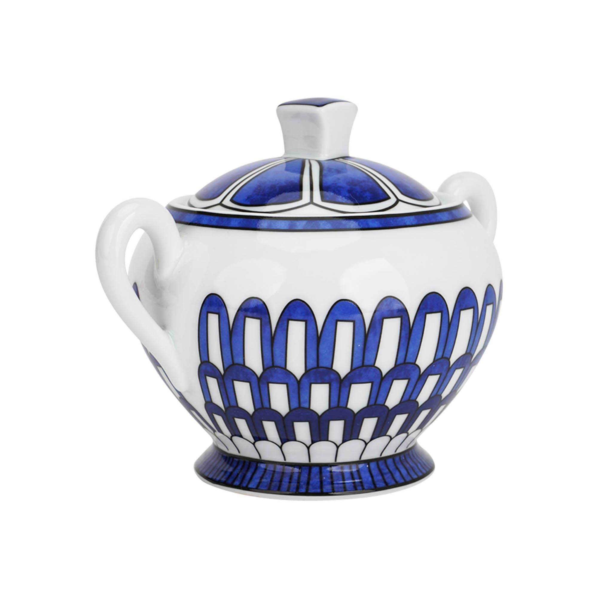 Mightychic offre una zuccheriera Hermes Bleus d'Ailleurs in edizione limitata.
Realizzata in fine porcellana, la zuccheriera Hermès Bleus d'Ailleurs cattura l'essenza del fascino mediterraneo con il suo audace motivo geometrico bianco e