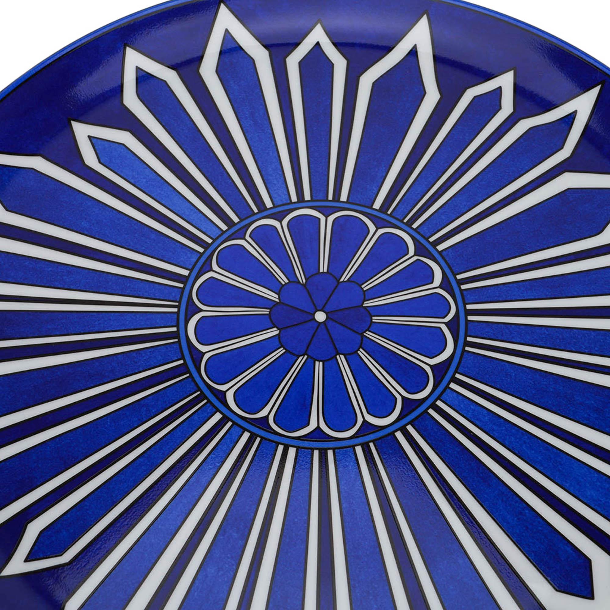 Mightychic offers an Hermes Round Tart Platter featured in beloved Bleus d'Allieurs.
A modern geometirc design paying hommage to ancient pottery and the countless sea voyages of
trade between Paris and Asia.
Inspired in traditional Ming porcelain