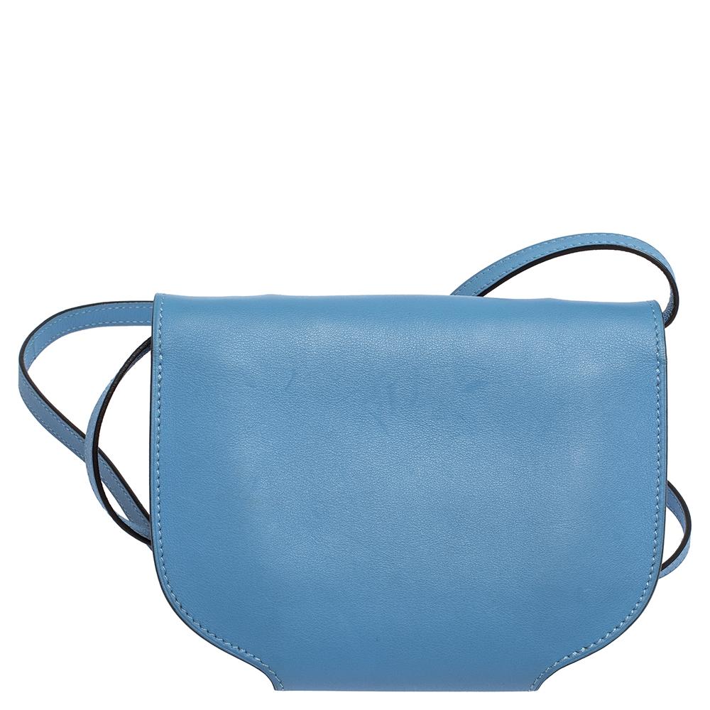 Combining precise craftsmanship with classic style, this mini Convoyeur shoulder bag by Hermes is set to win you ceaseless praises. Crafted from quality leather and designed with a flip-lock on the flap, the blue piece speaks beauty in every stitch