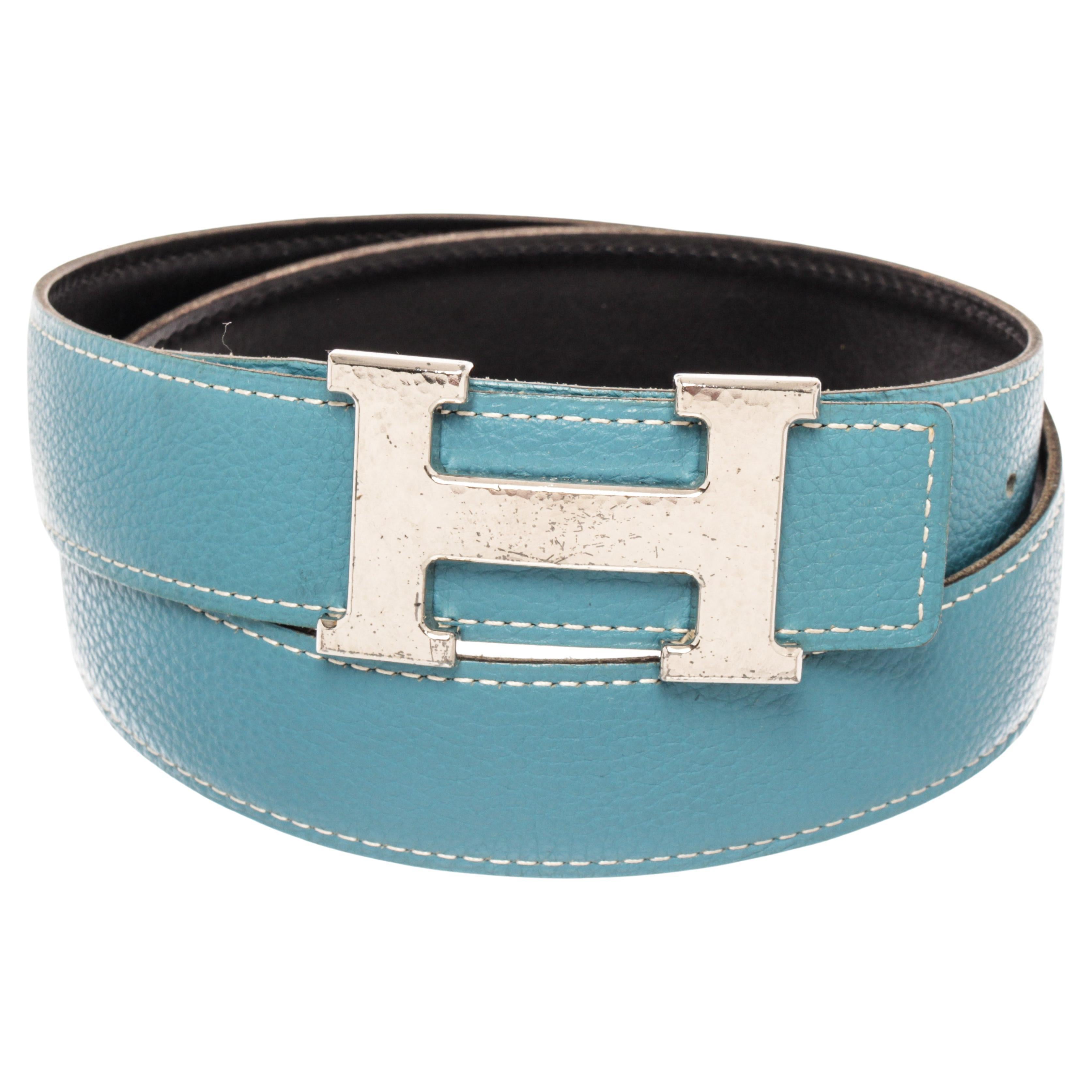 Ceinture Hermès en cuir bleu et noir avec boucle en H de couleur argentée  En vente sur 1stDibs