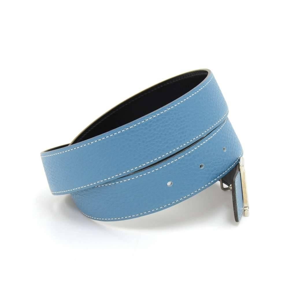 Hermes belt in blue leather with the famous silver-tone H buckle. 