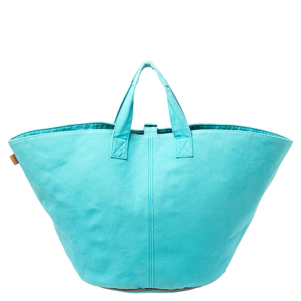 Adorned in a color that easily reminds one of the sea, this Hermes bag, crafted using canvas, is a great choice if you're looking for a beach tote. It has two handles, an attached zip pouch, and spacious size. This lightweight creation is a great