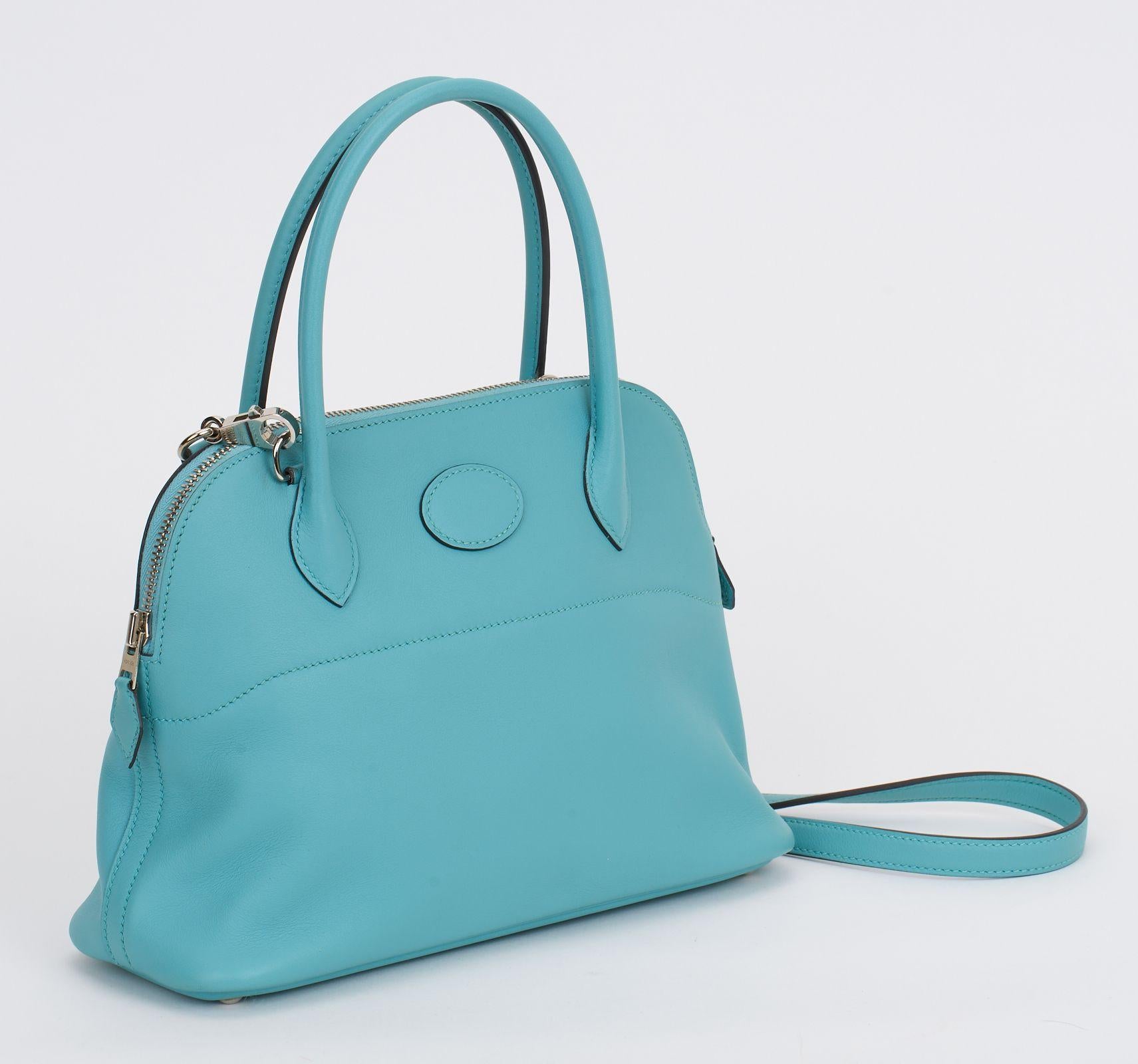 Ce sac à bandoulière Hermès Bolide 27 est une pièce maîtresse de la collection d'une femme à la pointe de la mode. Le sac est fabriqué en cuir swift de haute qualité dans une magnifique couleur bleue Atoll, avec des accents matériels en palladium.